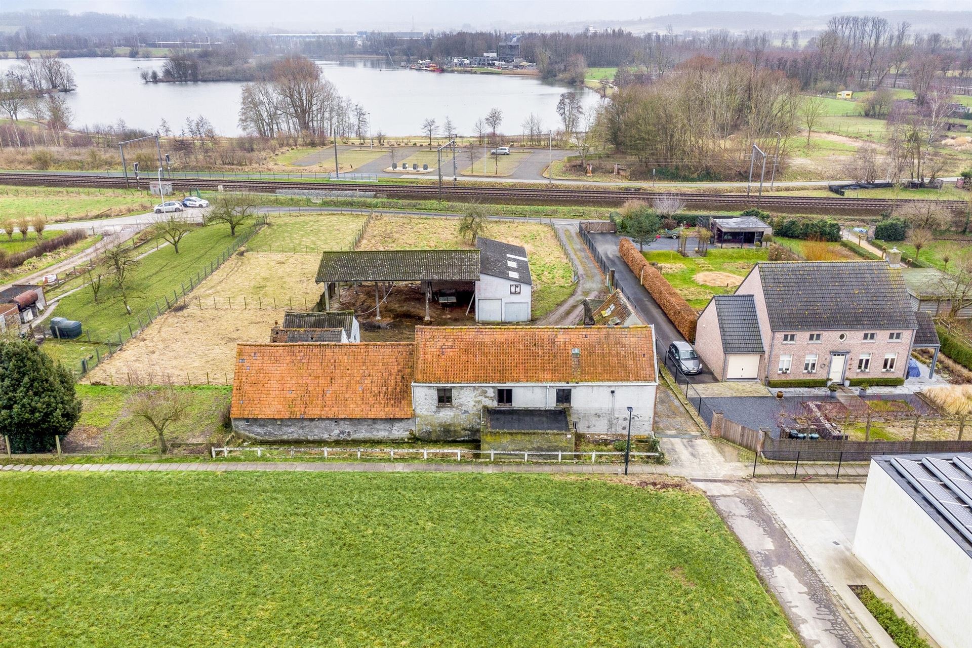 2129m² grond met bouwvallig hoevetje en bijgebouwen. foto 4