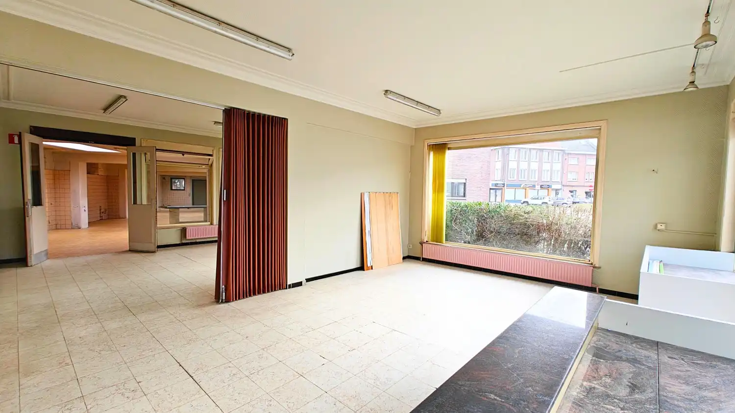 Handelspand op topliging met optimale zichtbaarheid langsheen Bergensesteenweg met veel parking en twee woongelegenheden! foto 6