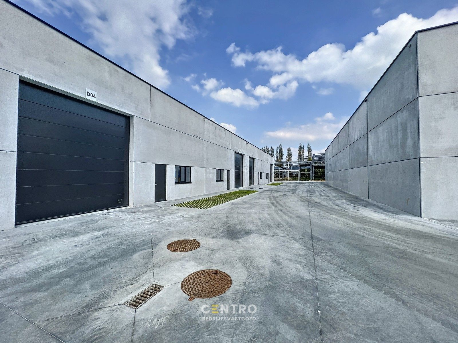 Kwalitatief en goed geïsoleerd NB MAGAZIJN (271m²), voorzien van elektrische sectionaalpoort, deur, raam (voor kantoor) en 2 private parkeerplaatsen op industriezone te Waregem. foto 2