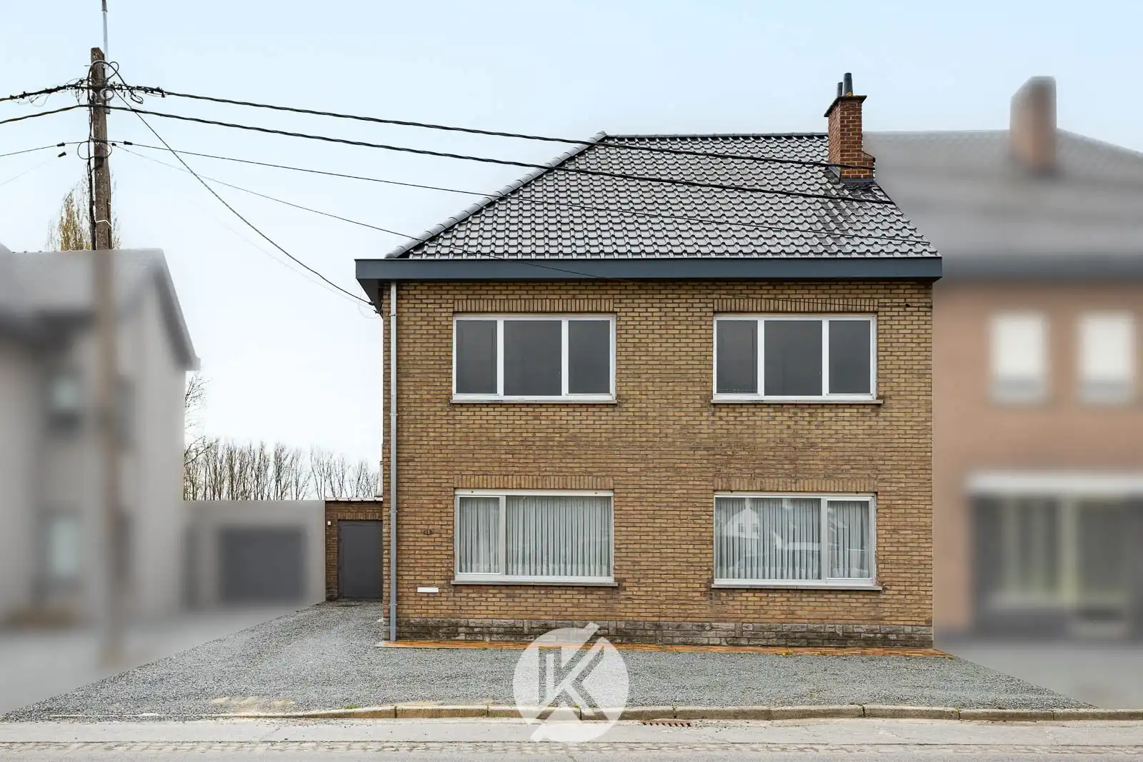 Solide halfopen gezinswoning nabij centrum foto {{pictureIndex}}