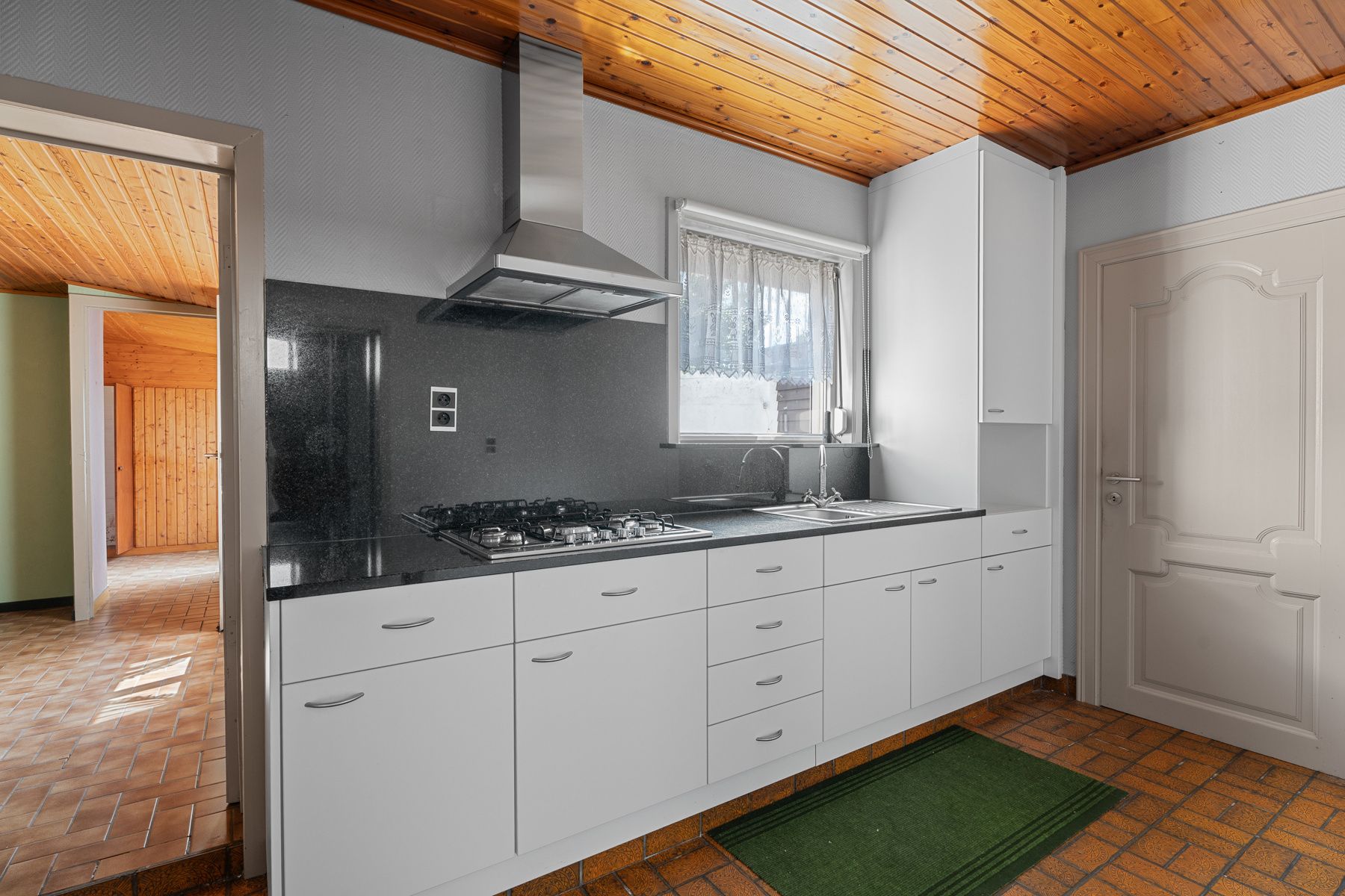Woning met veel potentieel in Oostrozebeke foto 4
