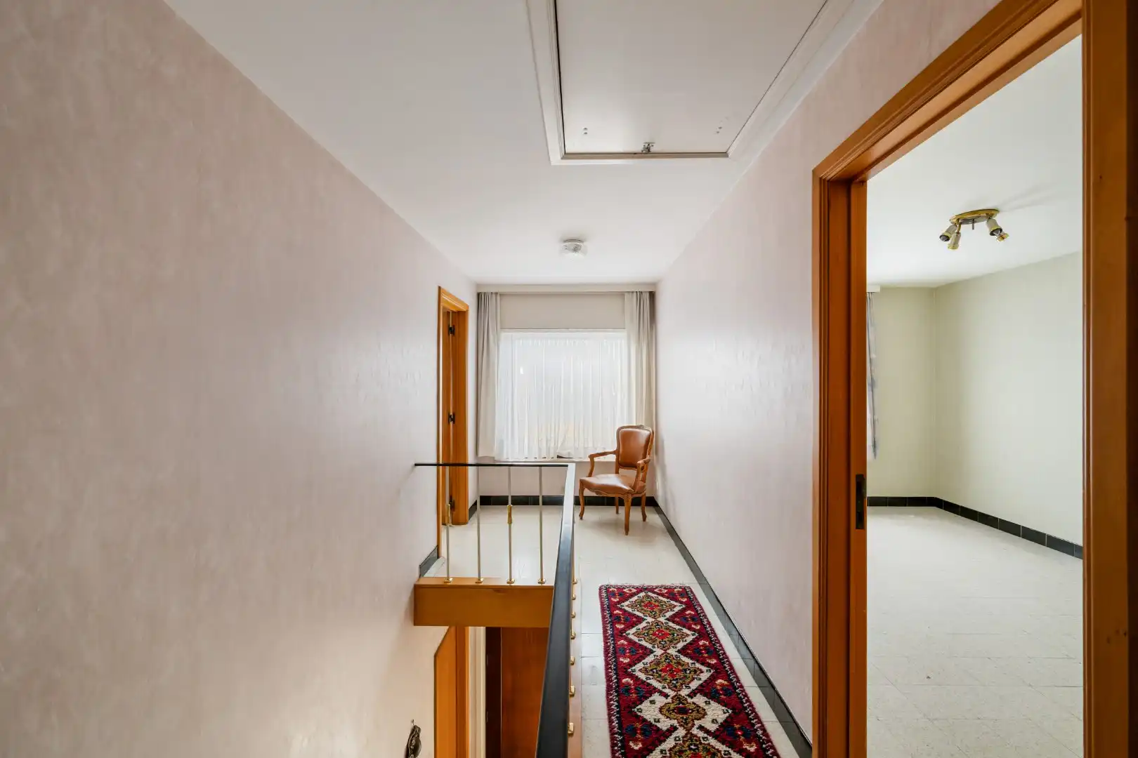 Ruime halfopen woning met 4 slaapkamers, zonnige tuin en garage met oprit in Dadizele foto 8