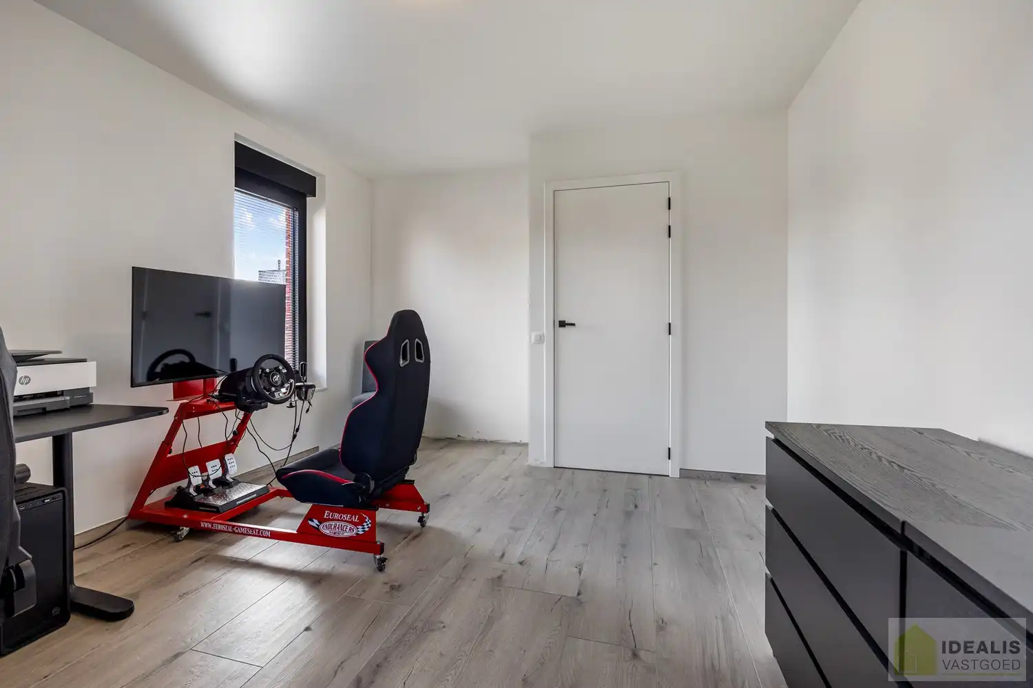 PRACHTIGE NIEUWBOUWWONING (2% REGISTRATIERECHTEN MOGELIJK!) MET EEN HEERLIJK LICHTRIJKE WOONKAMER MET OPEN KEUKEN, RUIME BERGING, BUREEL, 3 SLAAPKAMERS, RUIME DRESSING EN RUIME BADKAMER VOORZIEN VAN ALLE COMFORT! EEN HEERLIJK RUIM HUIS MET EEN NAAR WENS AAN TE LEGGEN TUIN, OP EEN GEGEERDE LOCATIE NABIJ HET CENTRUM VAN PEER! foto 35