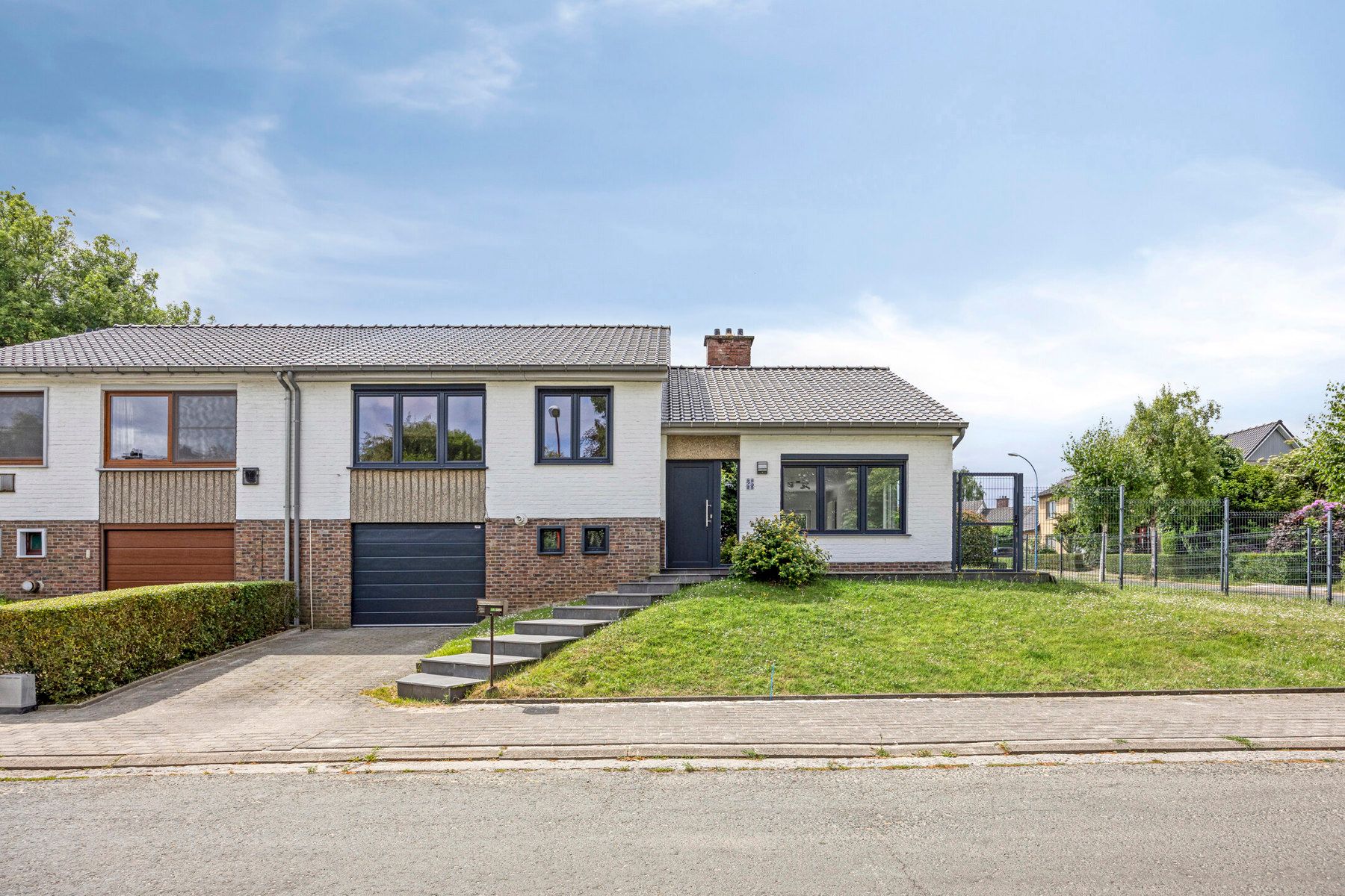 Gezinswoning met 3 slaapkamers, tuin en garage nabij centrum foto {{pictureIndex}}
