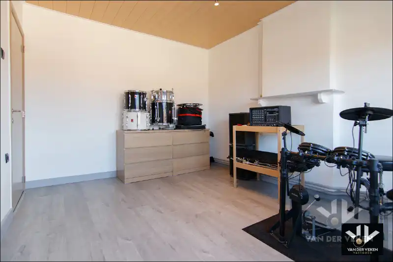 VOLLEDIG GERENOVEERDE, INSTAPKLARE GEZINSWONING foto 21