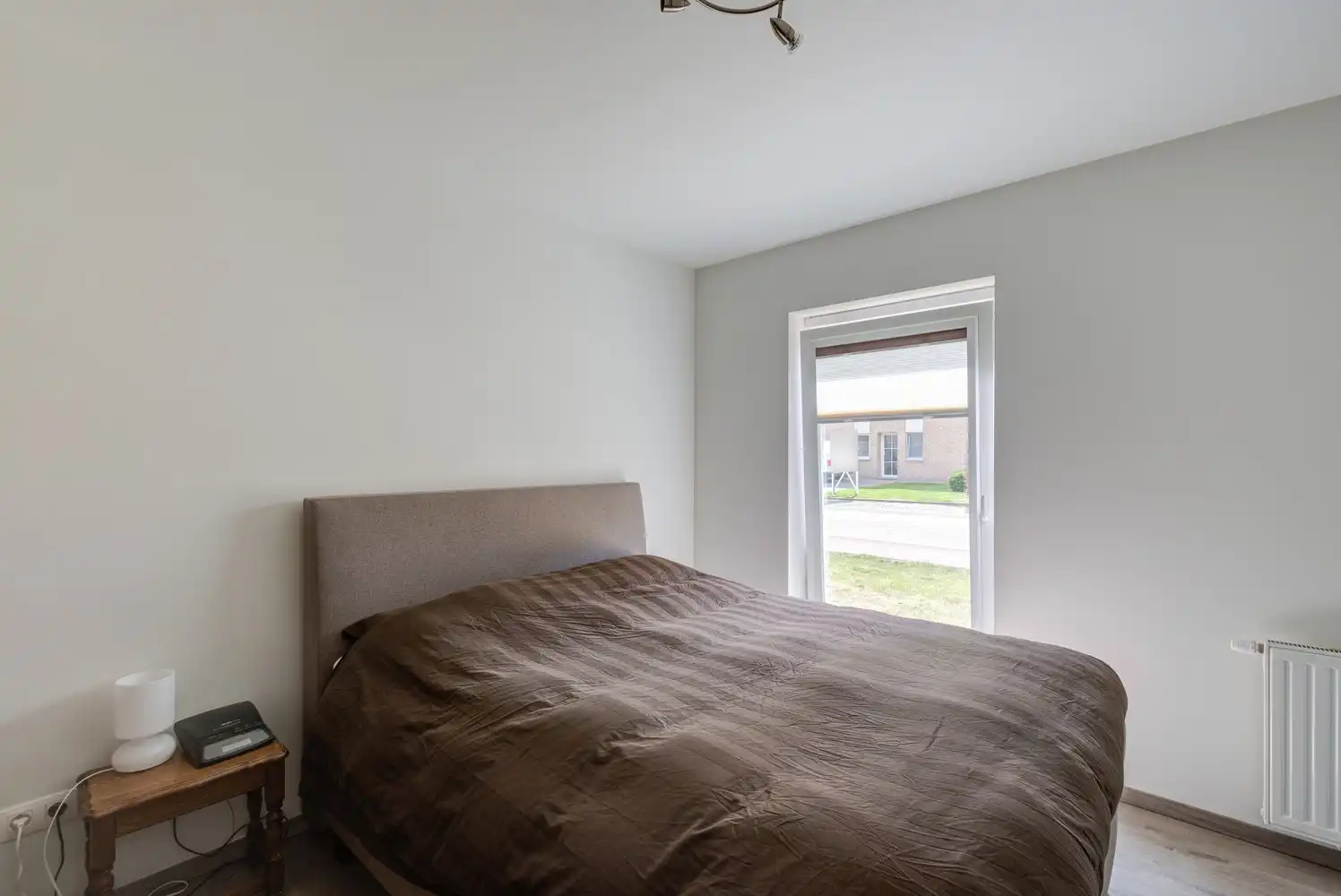 GELIJKVLOERS APPARTEMENT MET 2 SLAAPKAMERS, 2 AUTOSTAANPLAATSEN EN RUIM TERRAS TE BEVERST foto 9