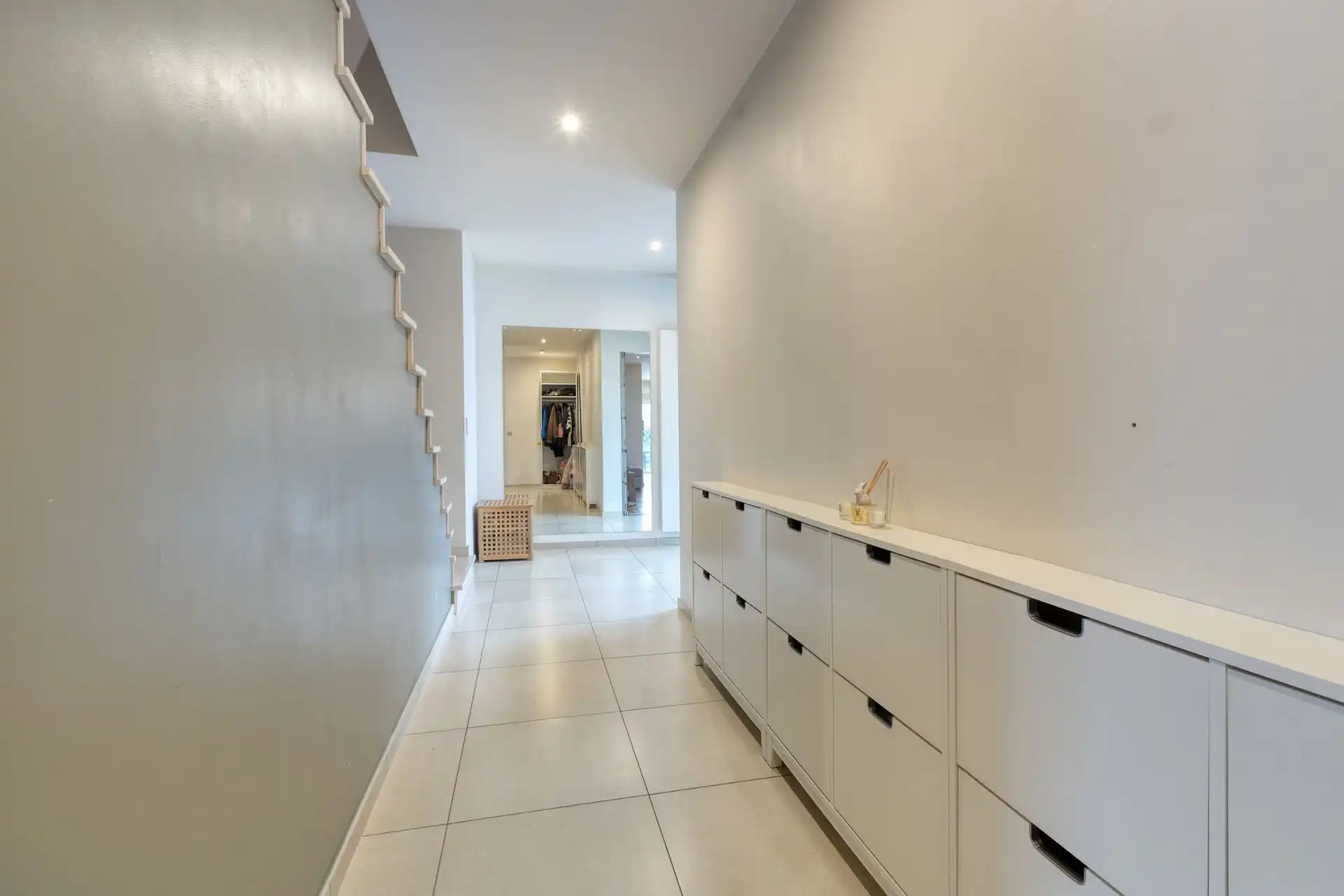 Ruime woning met maar liefst 4 slaapkamers én praktijkruimte in Maasmechelen! foto 4