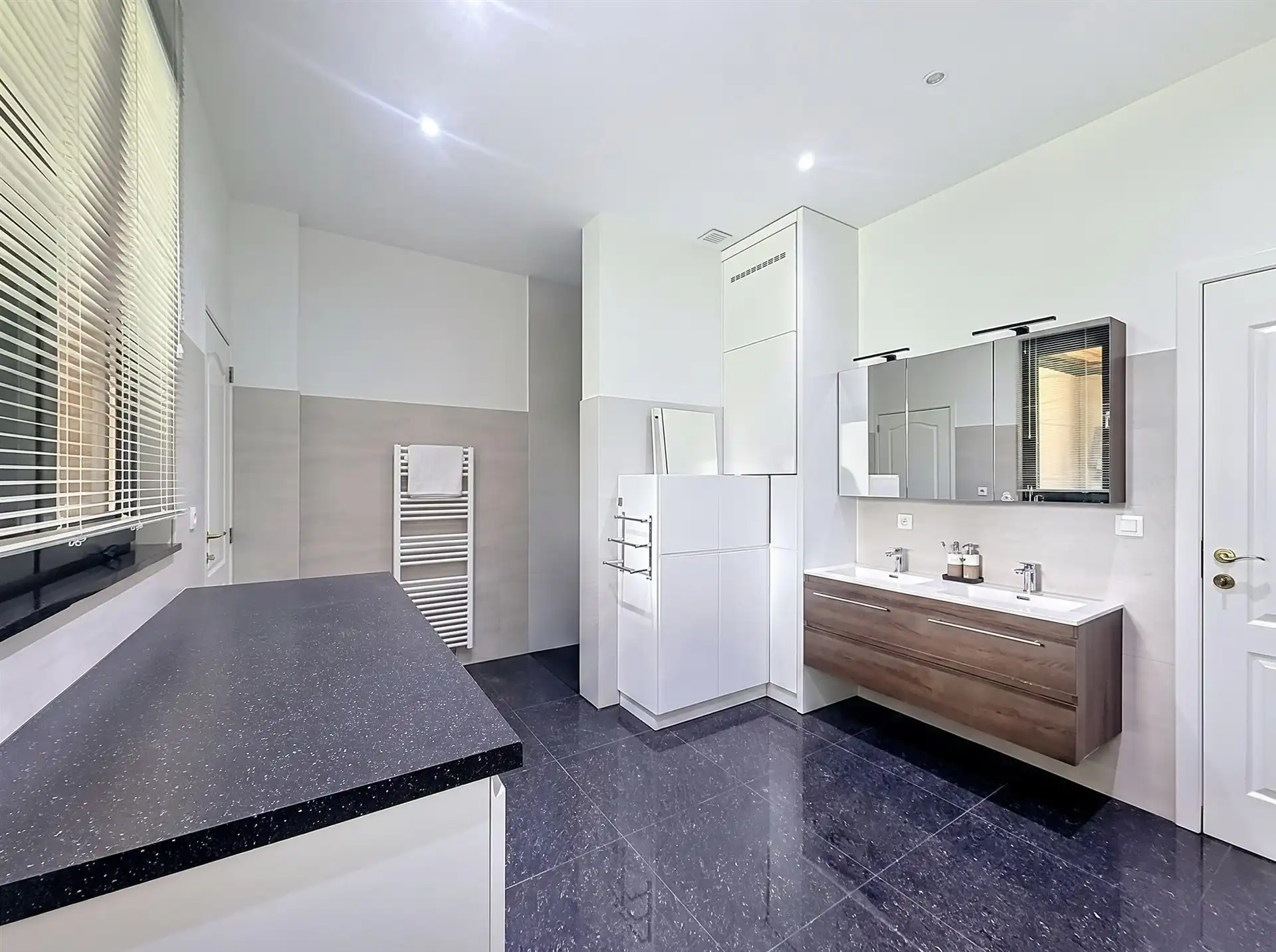 Prachtige instapklare woning met 6 slaapkamers en 2 badkamers! foto 7