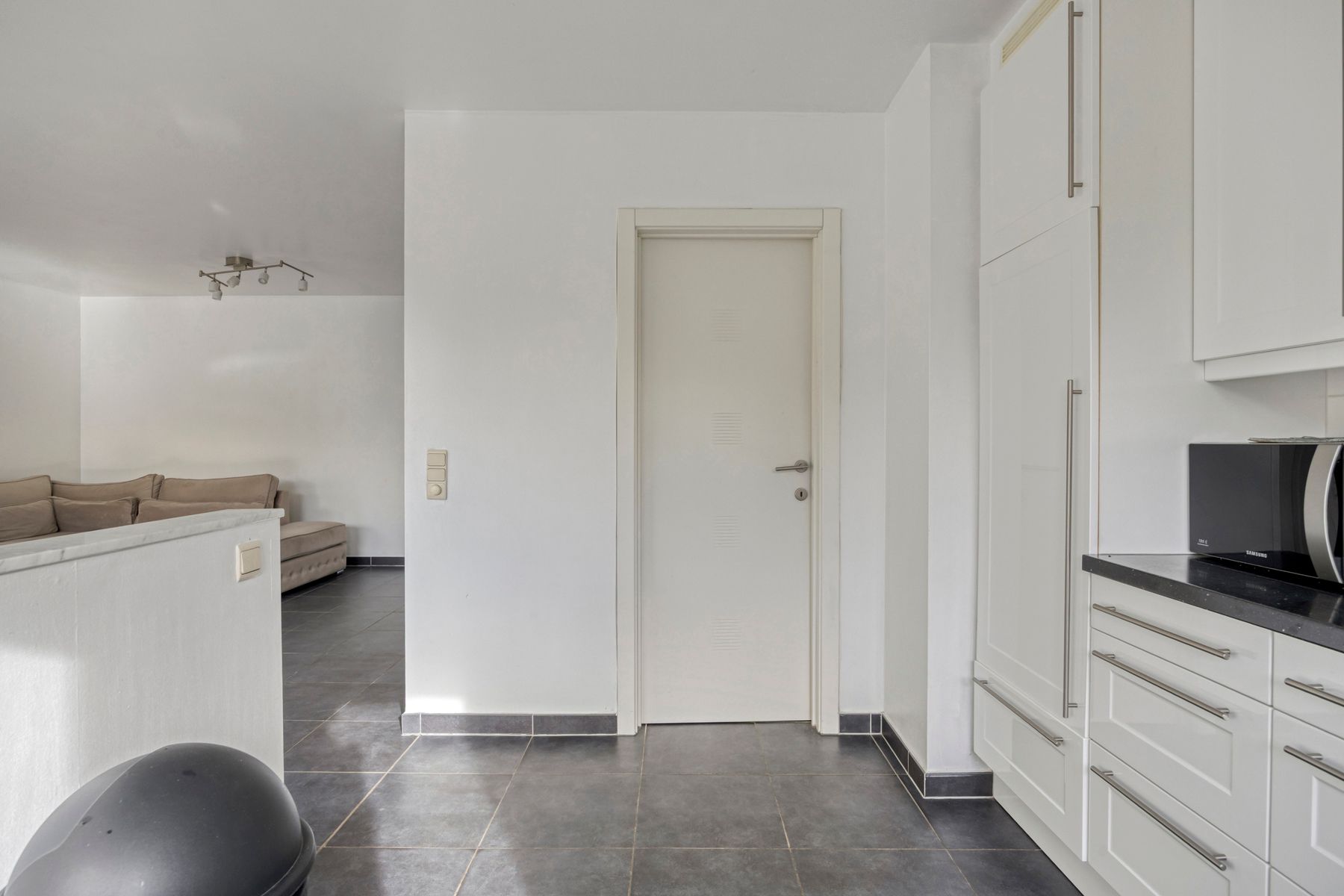 Ruim appartement met 2 slaapkamers, terras en parking  foto 7