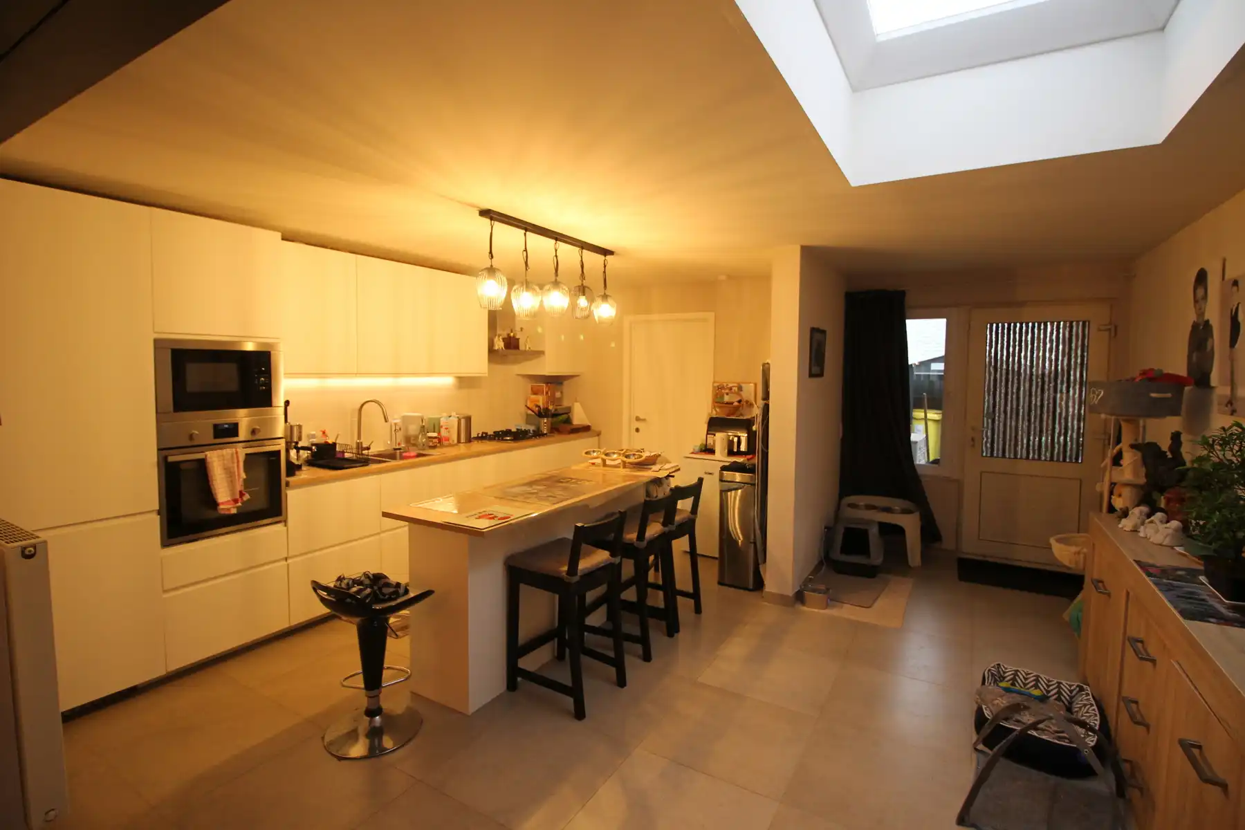 Gerenoveerde gezinswoning met 3 slaapkamers, terras en tuin op een zeer centrale, doch rustige ligging. foto 5