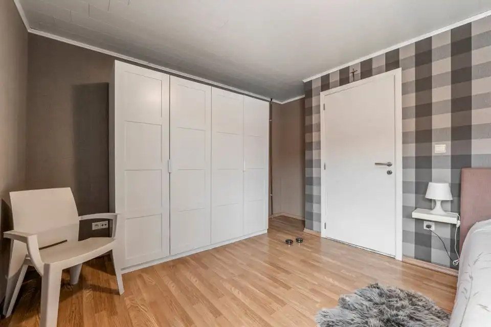 INSTAPKLARE HALFOPEN BEBOUWING MET ZONNEPANELEN EN TERRAS IN TONGEREN foto 16