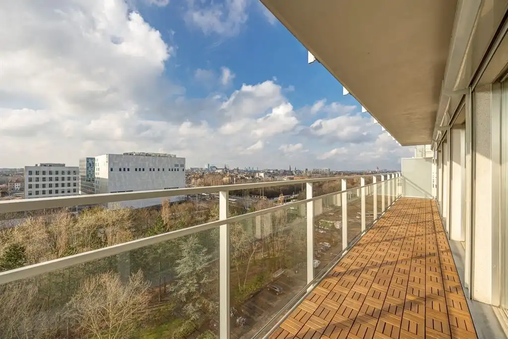 Gerenoveerd appartement met panoramisch zicht foto 3