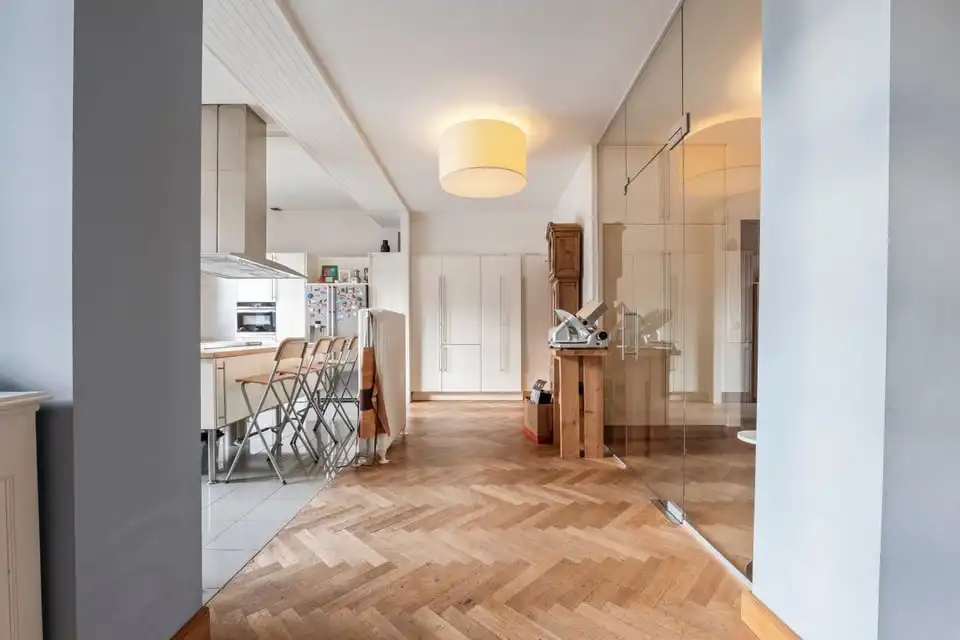 ICONISCH HANDELSPAND MET LUXUEUZE WOONST OP DE GROTE MARKT VAN SINT-TRUIDEN foto 5