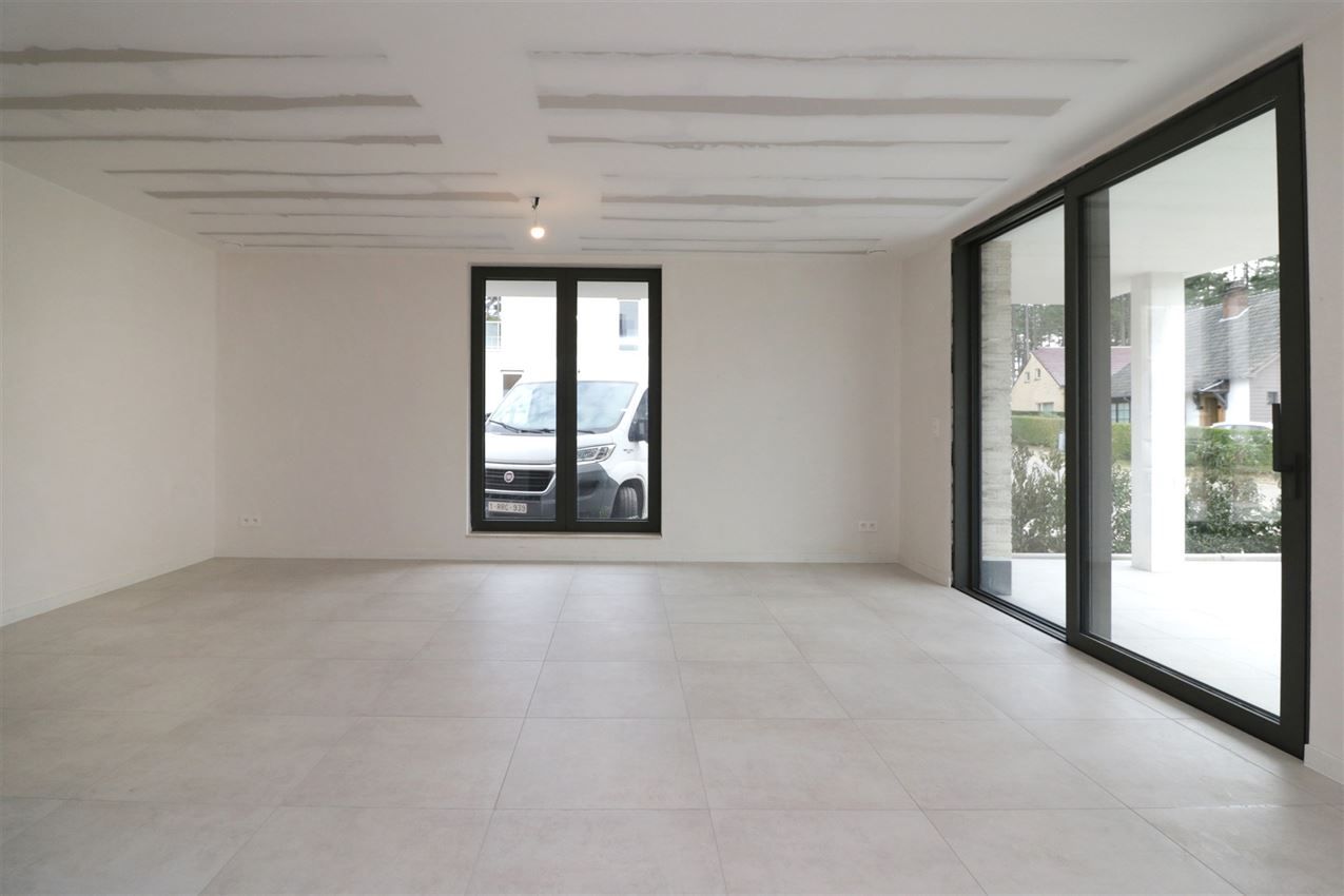 splinternieuw, gelijkvloers, ruim terras, 2 slpk foto 11