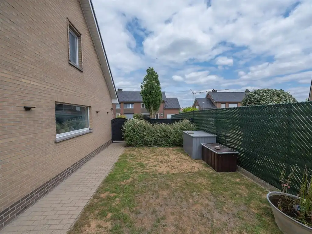 Instapklare, half-vrijstaande woning met inpandige garage foto 5