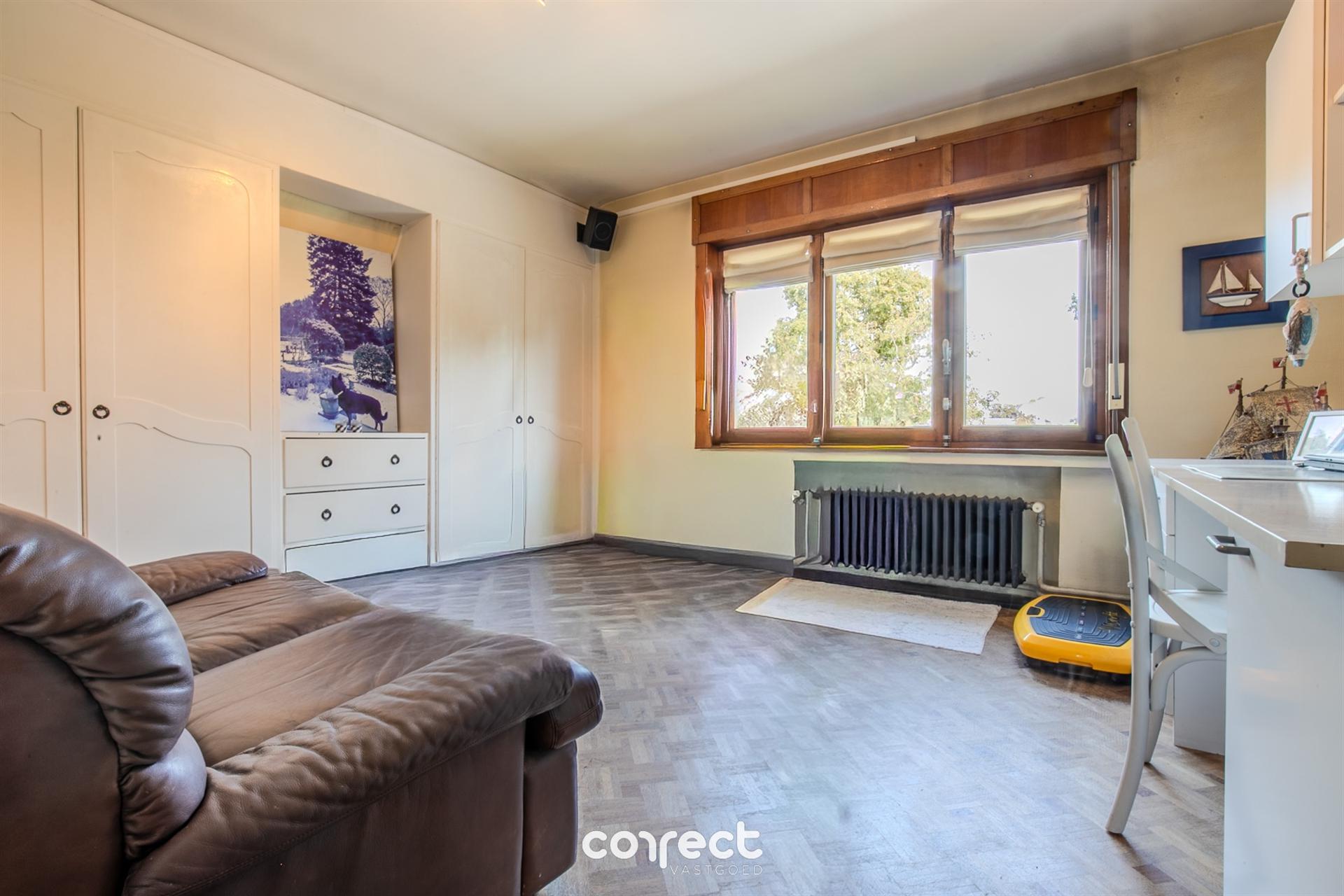 Authentieke villa op een royaal perceel, prachtige tuin met buitenzwembad en bijgebouwen. foto 18