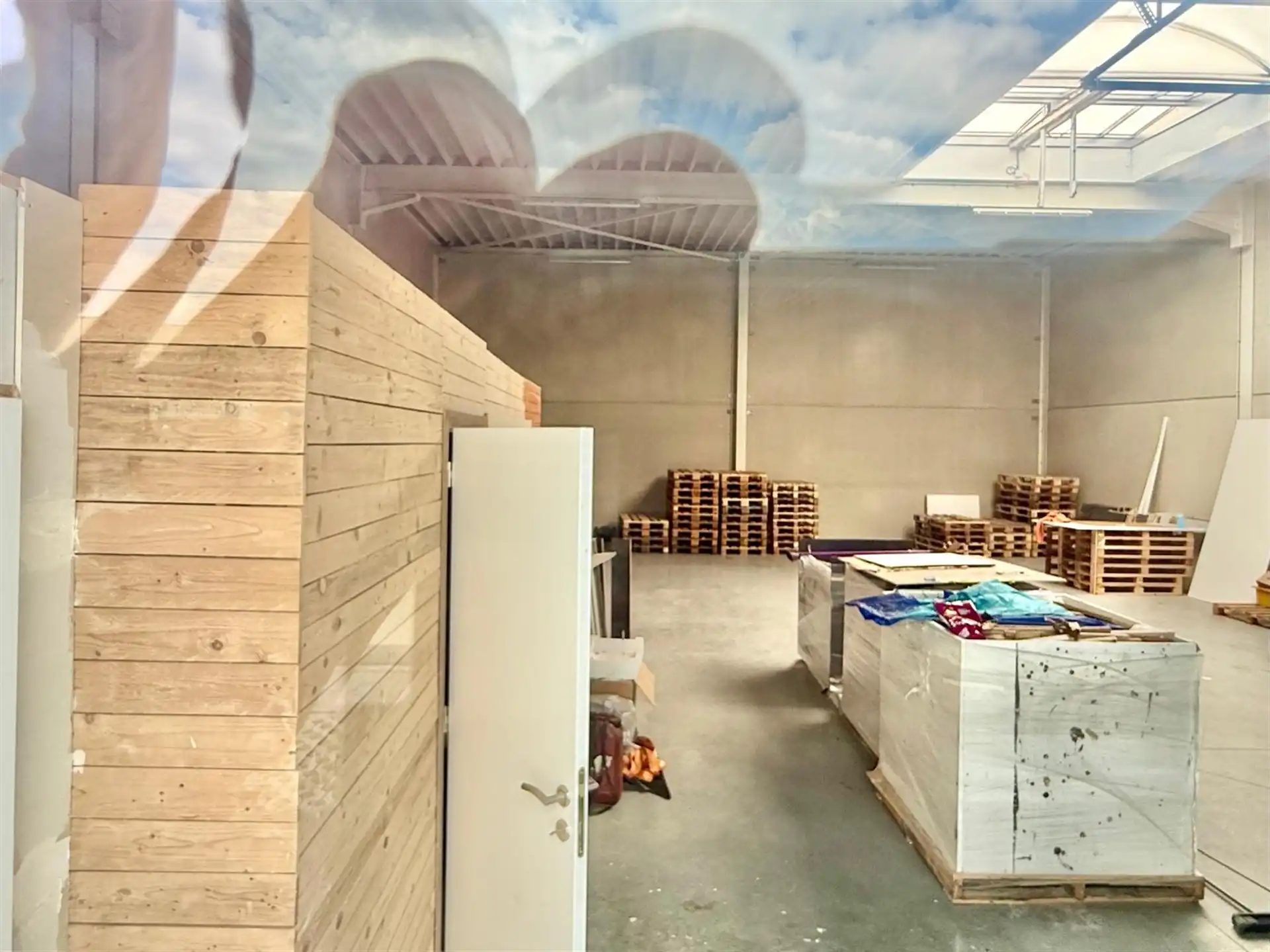 Magazijn van 180m² met 2 autostaanplaatsen foto 4