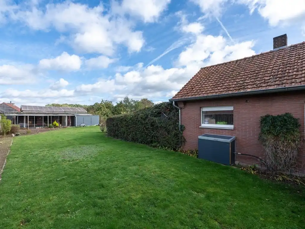 Verzorgde vrijstaande woning, grotendeels gerenoveerd foto 12