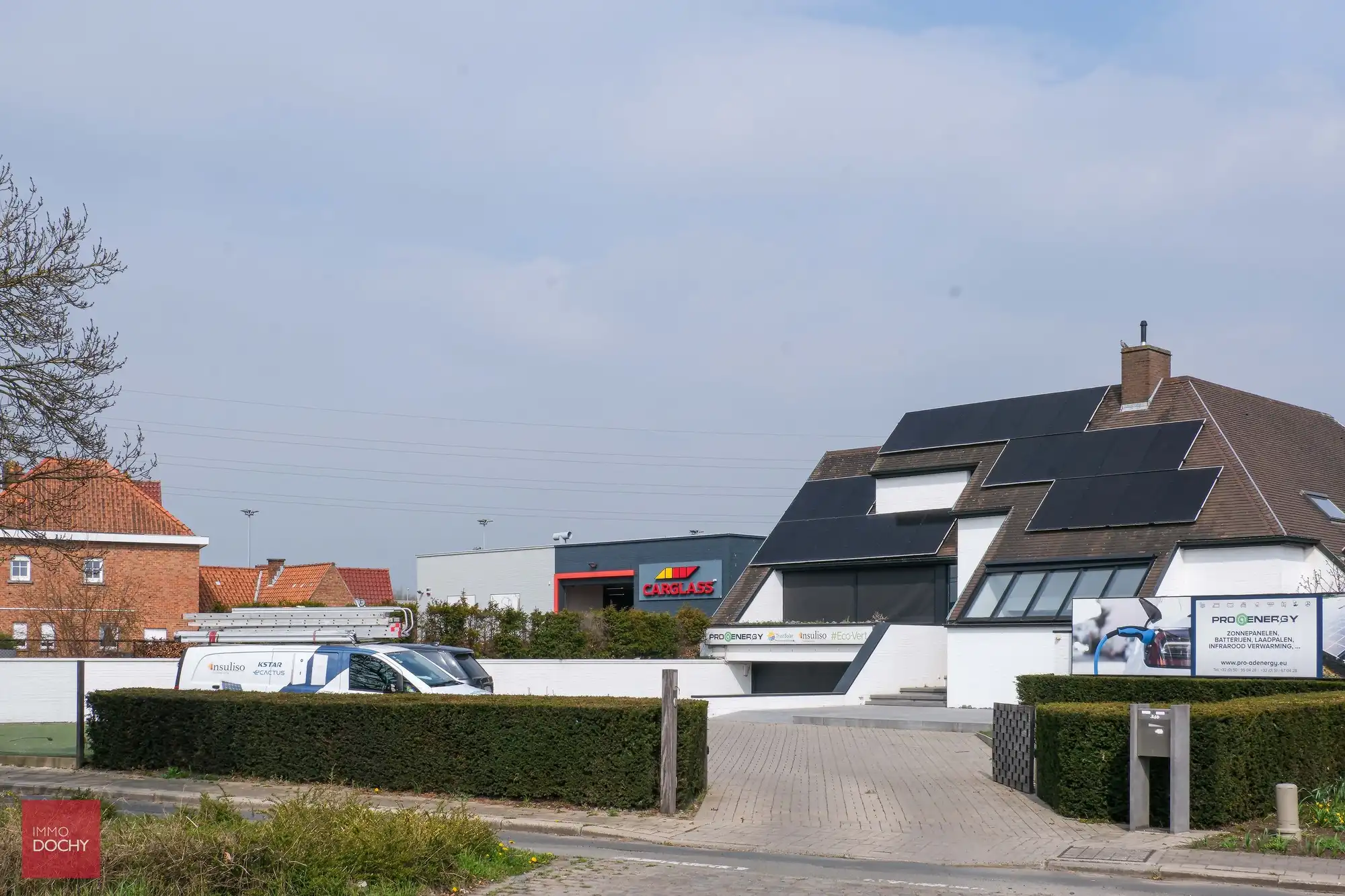 Commercieel gelegen kantoorcomplex met privé-woonst (villa) foto 3