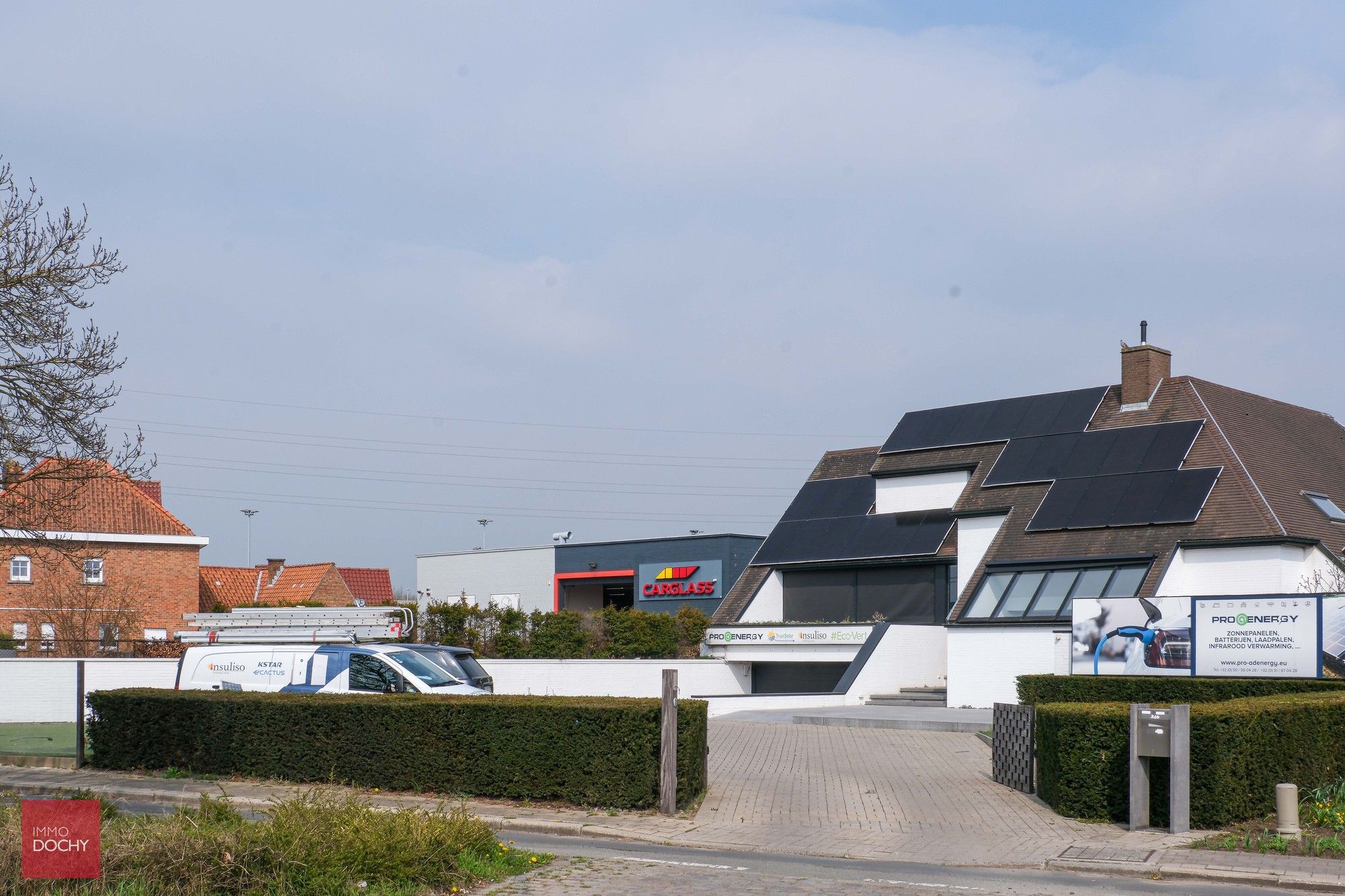 Commercieel gelegen kantoorcomplex met privé-woonst (villa) foto 3