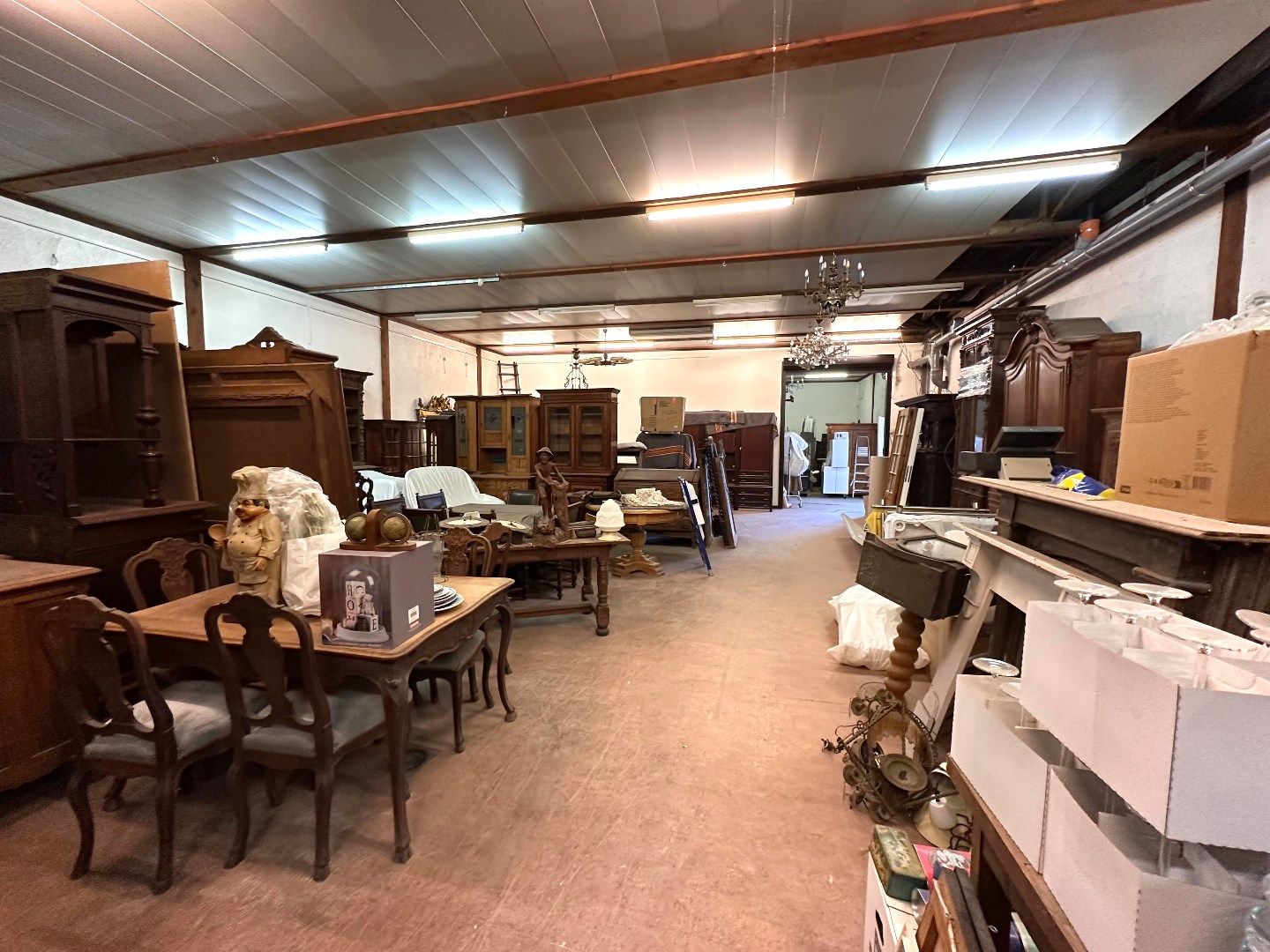 Ruim handelspand met magazijnen, loods, bureelruimte en tuin foto 25