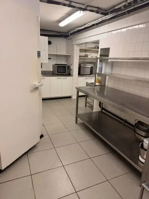 Dit handelspand, gebouwd in 2008, beschikt over een totale bruikbare oppervlakte van 143 m² en werd jarenlang uitgebaat als succesvolle broodjeszaak. foto 24