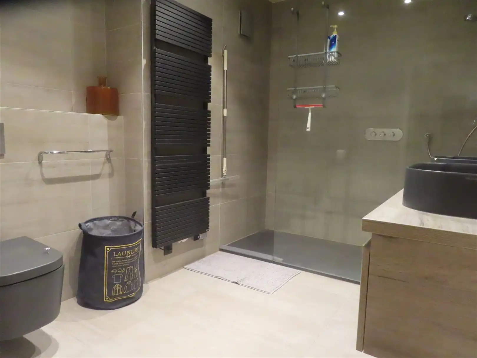 Luxueus gemeubeld 3-slaapkamerappartement met garage foto 11