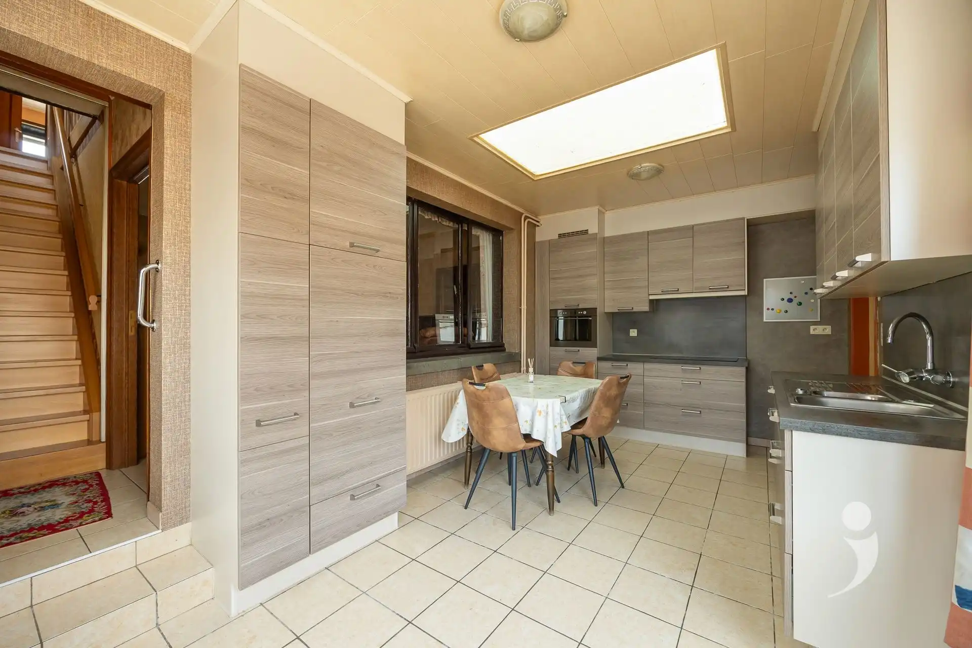 Te renoveren woning met vier slaapkamers!  foto 9