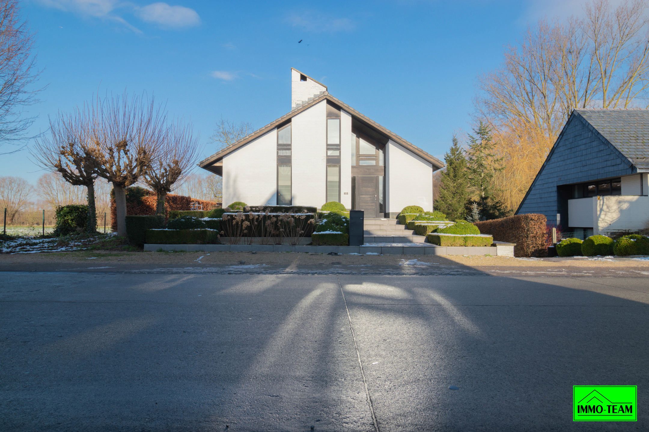 Instapklare villa met 3 slaapkamers, garage en ruime tuin vlakbij Liedekerkebos foto {{pictureIndex}}