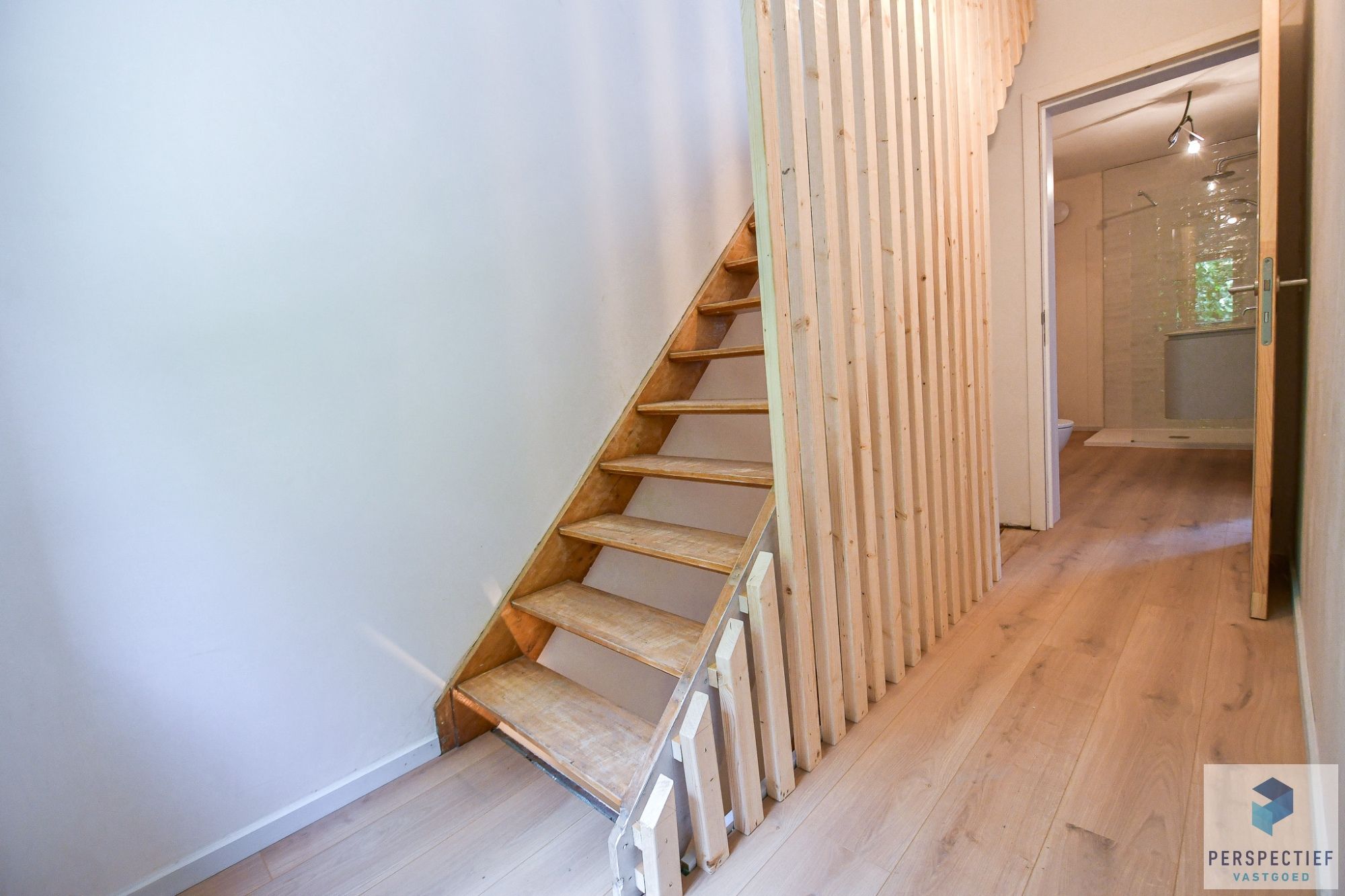 Uiterst GOED gelegen VERNIEUWDE woning met GROTE tuin foto 14