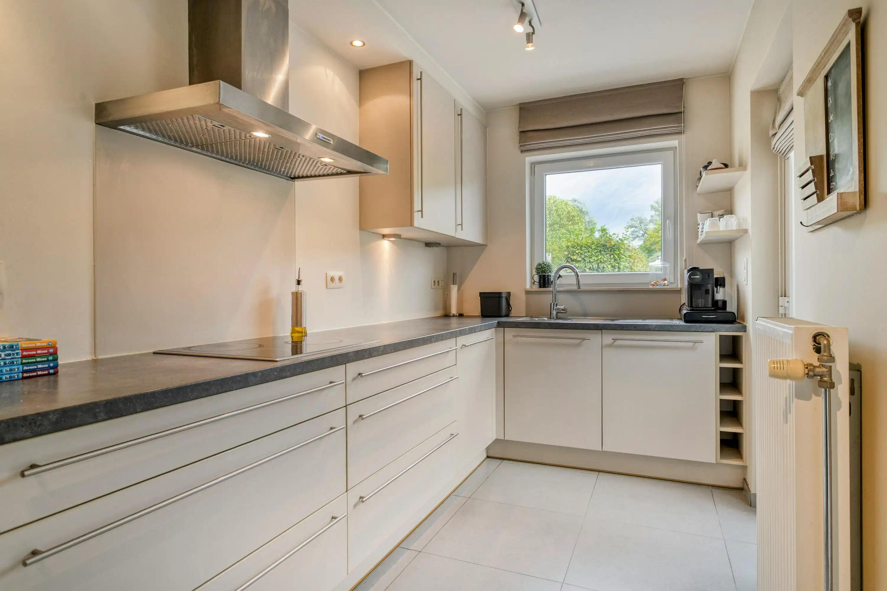 Ruim instapklaar huis: 4 slaapkamers, garage en grote tuin foto 8
