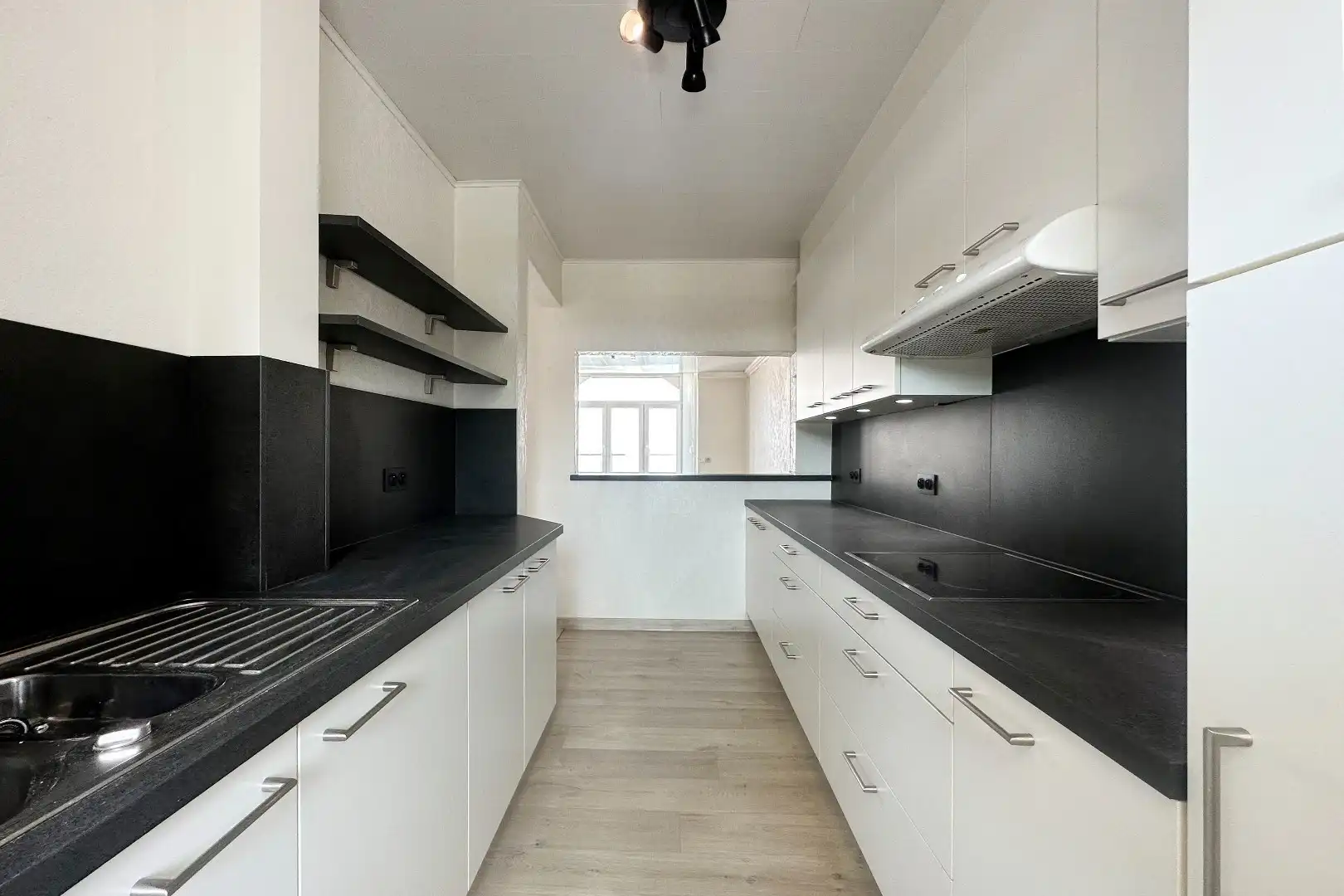 Prachtige interbellumwoning onderverdeeld in drie ruime appartementen foto 6