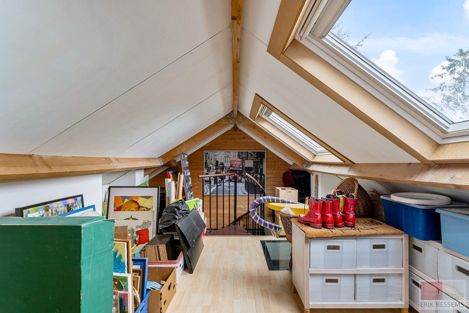 Unieke gesloten bebouwing met veel potentieel, deze ruime woning biedt een indrukwekkende woonoppervlakte van 306 m² foto 24