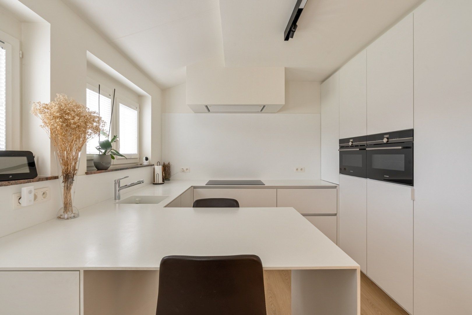 Verrassende villa met luchtig interieur en grote tuin foto 13