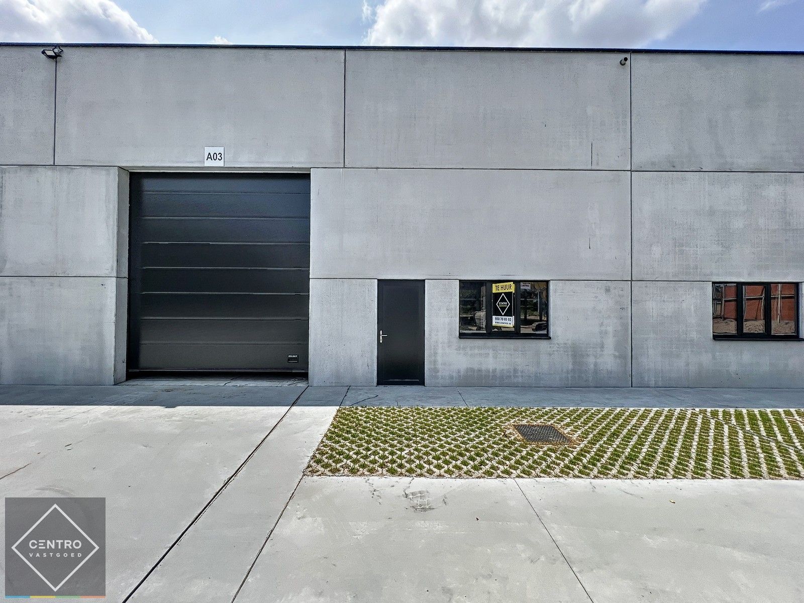 NB MAGAZIJN (220m2), voorzien van elektrische sectionaalpoort, deur, raam (voor kantoor) en 2 private parkeerplaatsen op industriezone te Waregem. foto 12