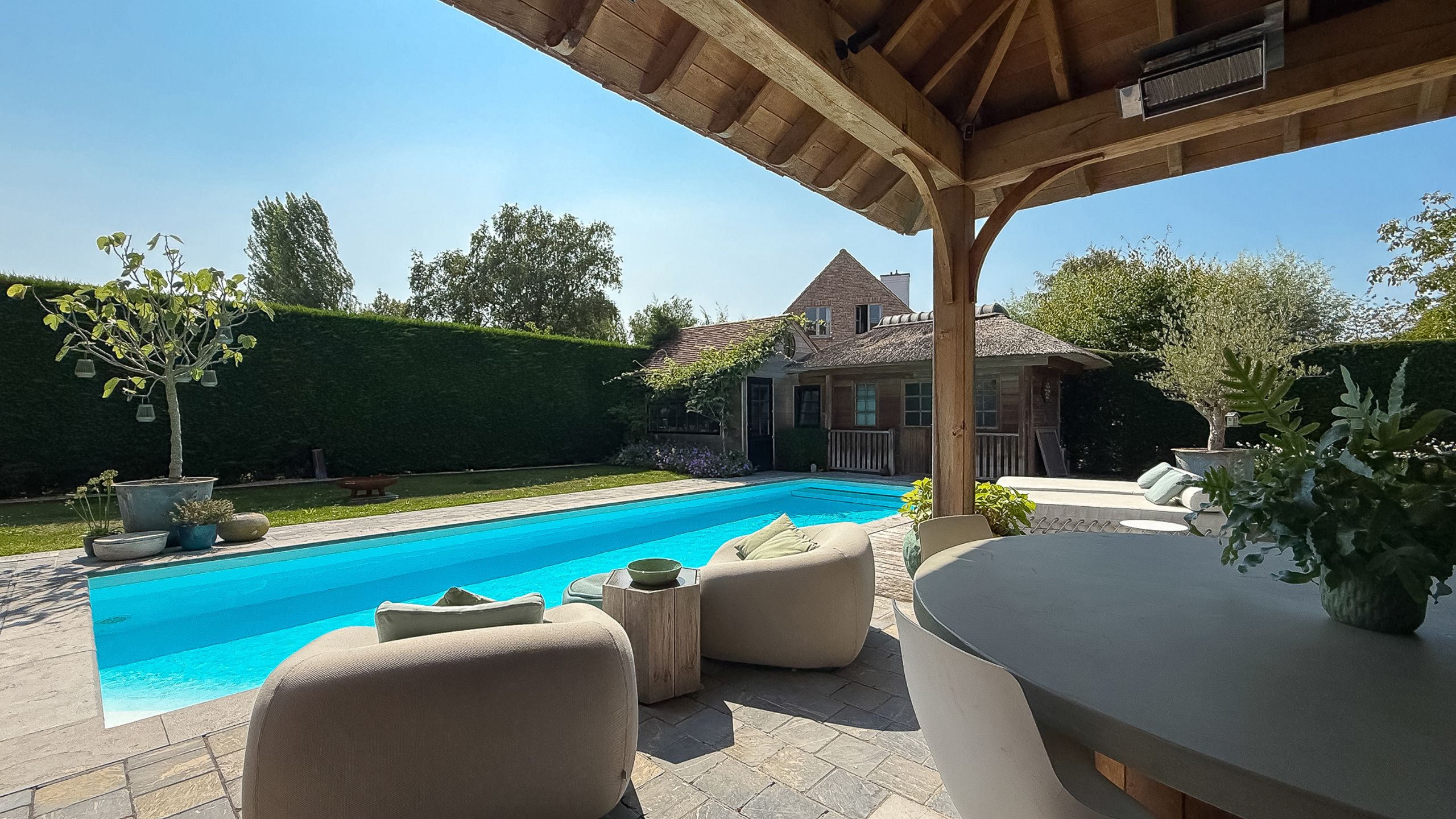 Exclusieve villa met zwembad, gelegen in een groene omgeving foto 3