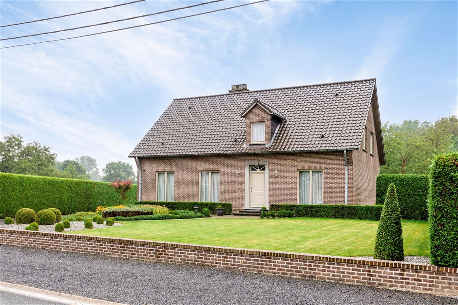 Vrijstaande villa op een uitzonderlijk perceel van 34a86ca met 4 slaapkamers, garage, riante tuin en ruime opslagplaats, gelegen nabij het centrum van Maaseik. foto 47