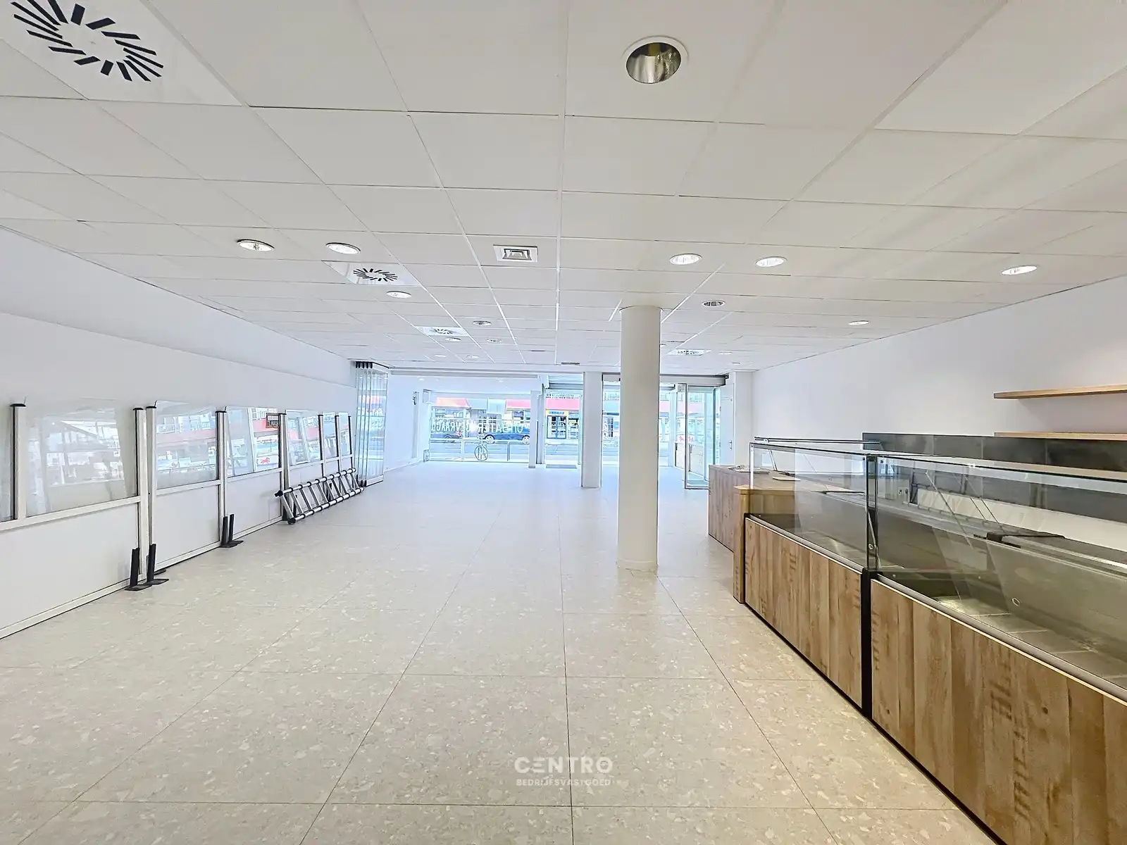 Instapklaar horecapand (± 300 m²) met hyper-geïnstalleerde keuken op commerciële toplocatie op 100m van het strand Oostduinkerke-Bad ! foto 4