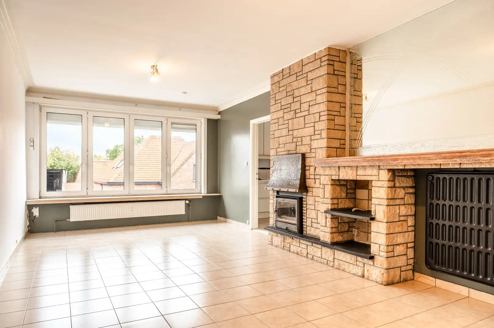 Op te frissen appartement op de eerste verdieping te Sint-Niklaas. foto {{pictureIndex}}