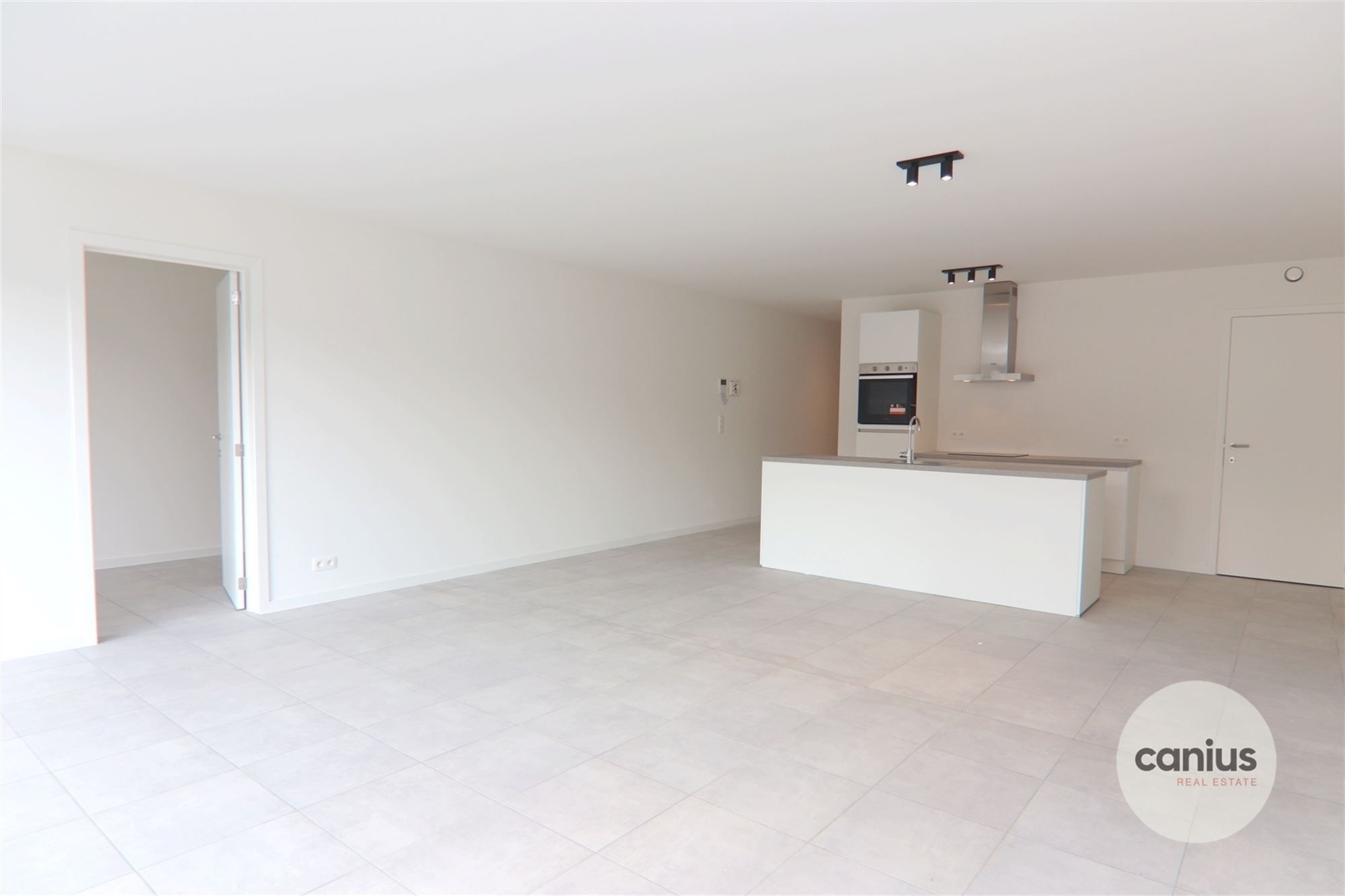 GESCHILDERD NIEUWBOUWAPP. IN HARTJE HASSELT MET 3 SLKS + TERRAS, TUIN & PARKING foto 3