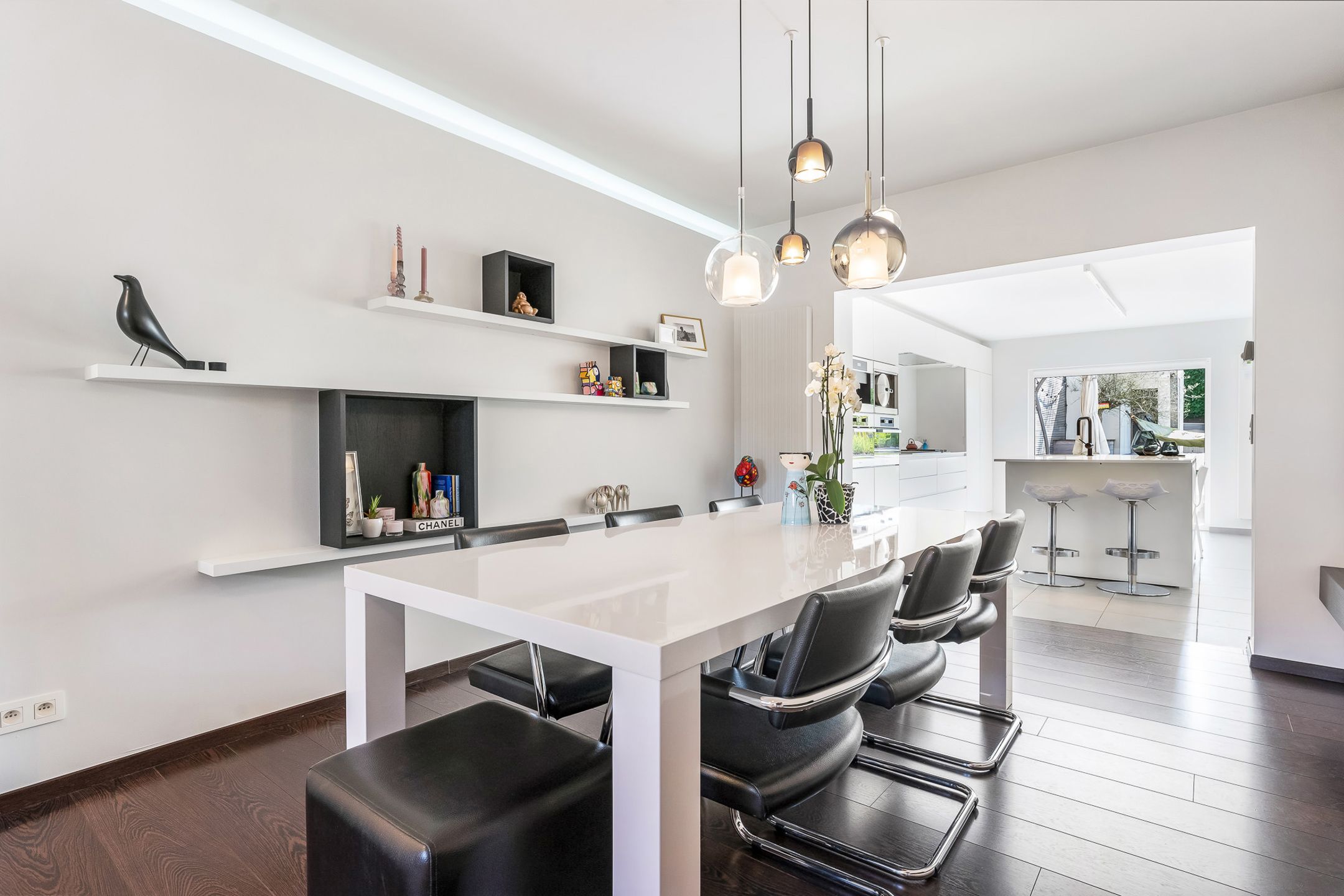 Exclusieve woning met zwembad en elegante tuin foto 7