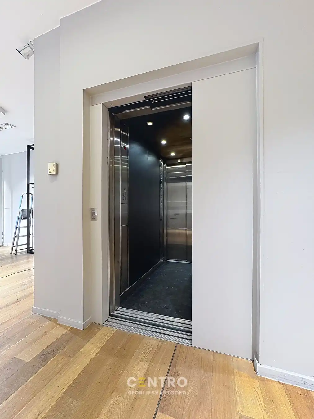 TE HUUR - Commerciële HANDELSRUIMTE (236m²) met KELDER (73m²) op topligging in het centrum van Eeklo foto 9