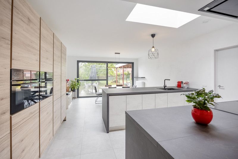 Gerenoveerde gezinswoning met tuin foto {{pictureIndex}}