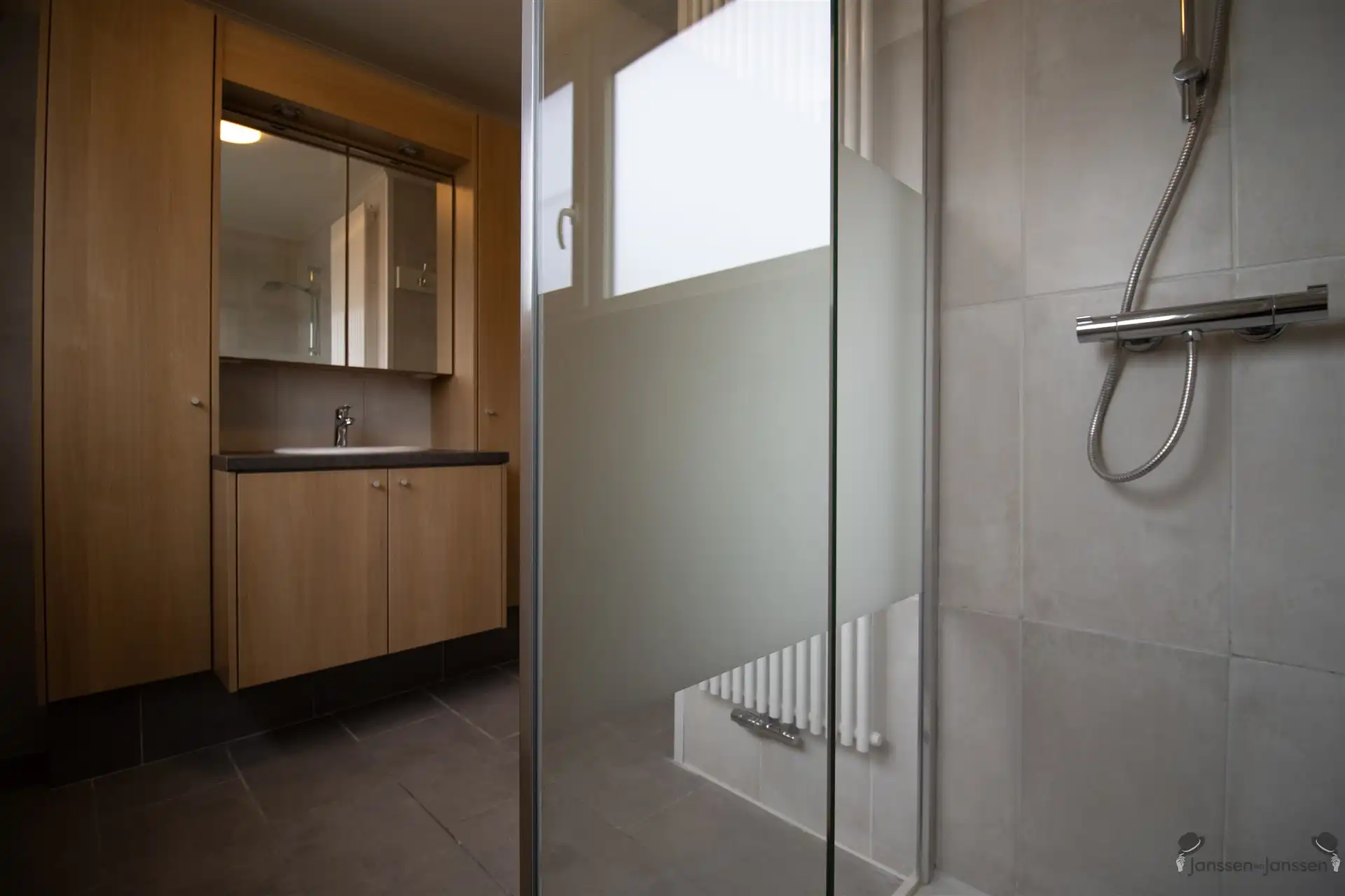 Ruime gerenoveerde gelijkvloerswoning op 544 m² met min. 3 slaapkamers en extra functionele ruimtes foto 9