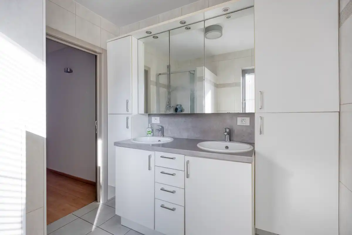 Trendy woning met dubbele garage foto 15