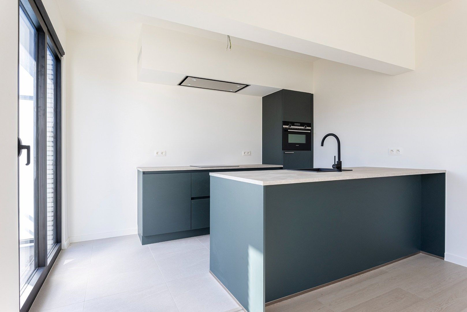 Ruim vernieuwbouw 2-slaapkamer appartement nabij De Roma! foto 5