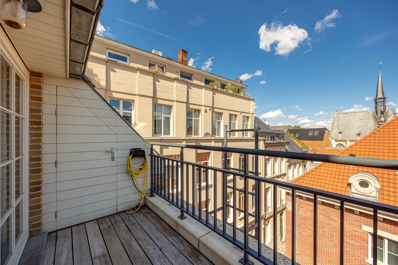 Ruim, lichtrijk appartement met terras en wijds, open zicht. foto 11