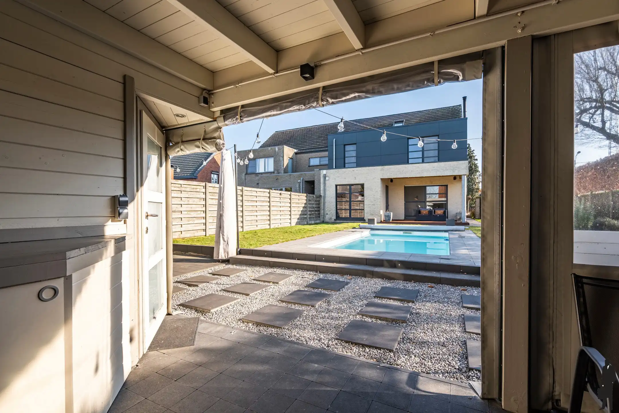 Hoogwaardig afgewerkte, ruime, recente woning met 5 slpk. foto 24