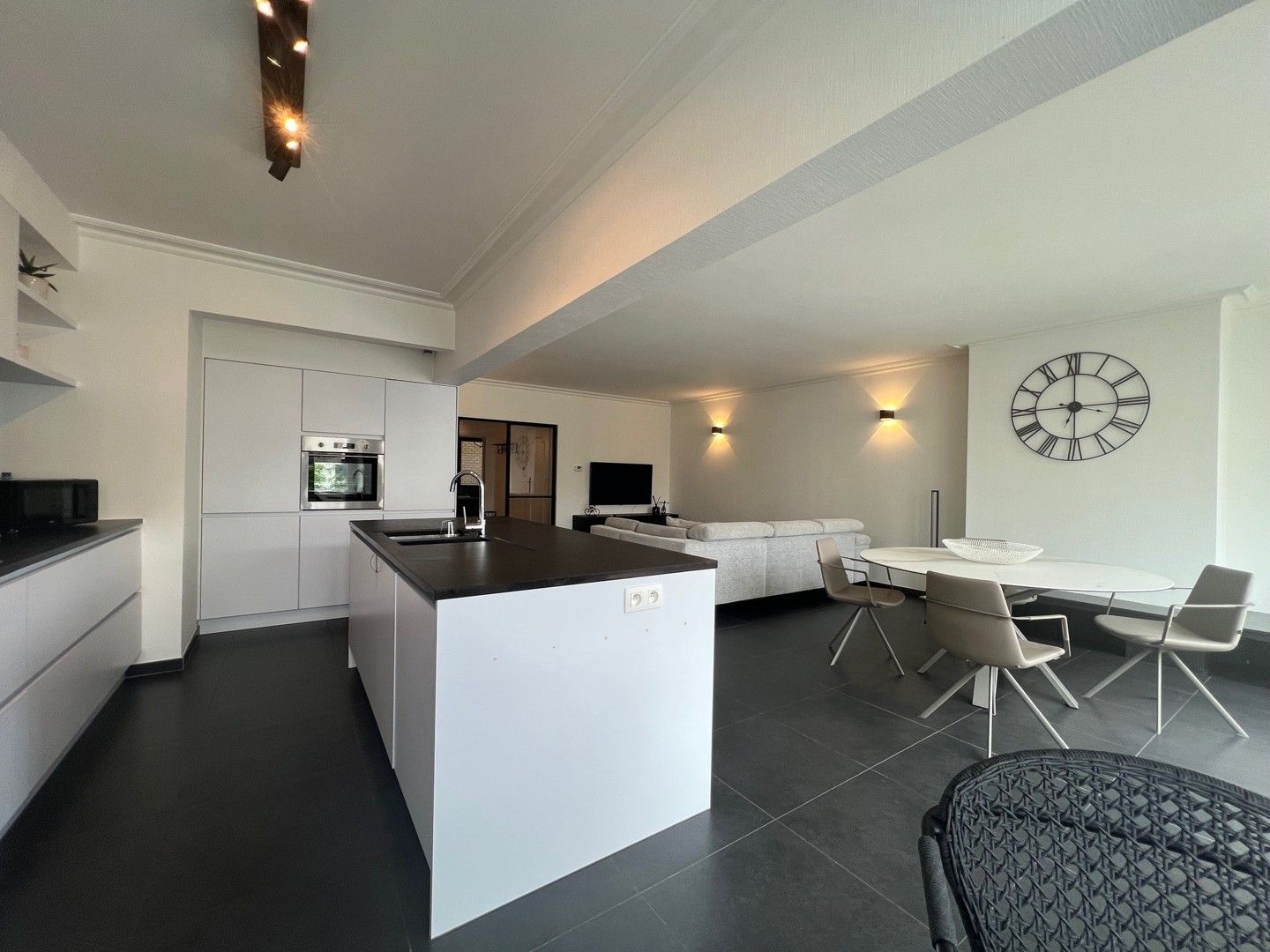 Gerenoveerd ruim appartement (112 m²) op het Wapenplein foto 2