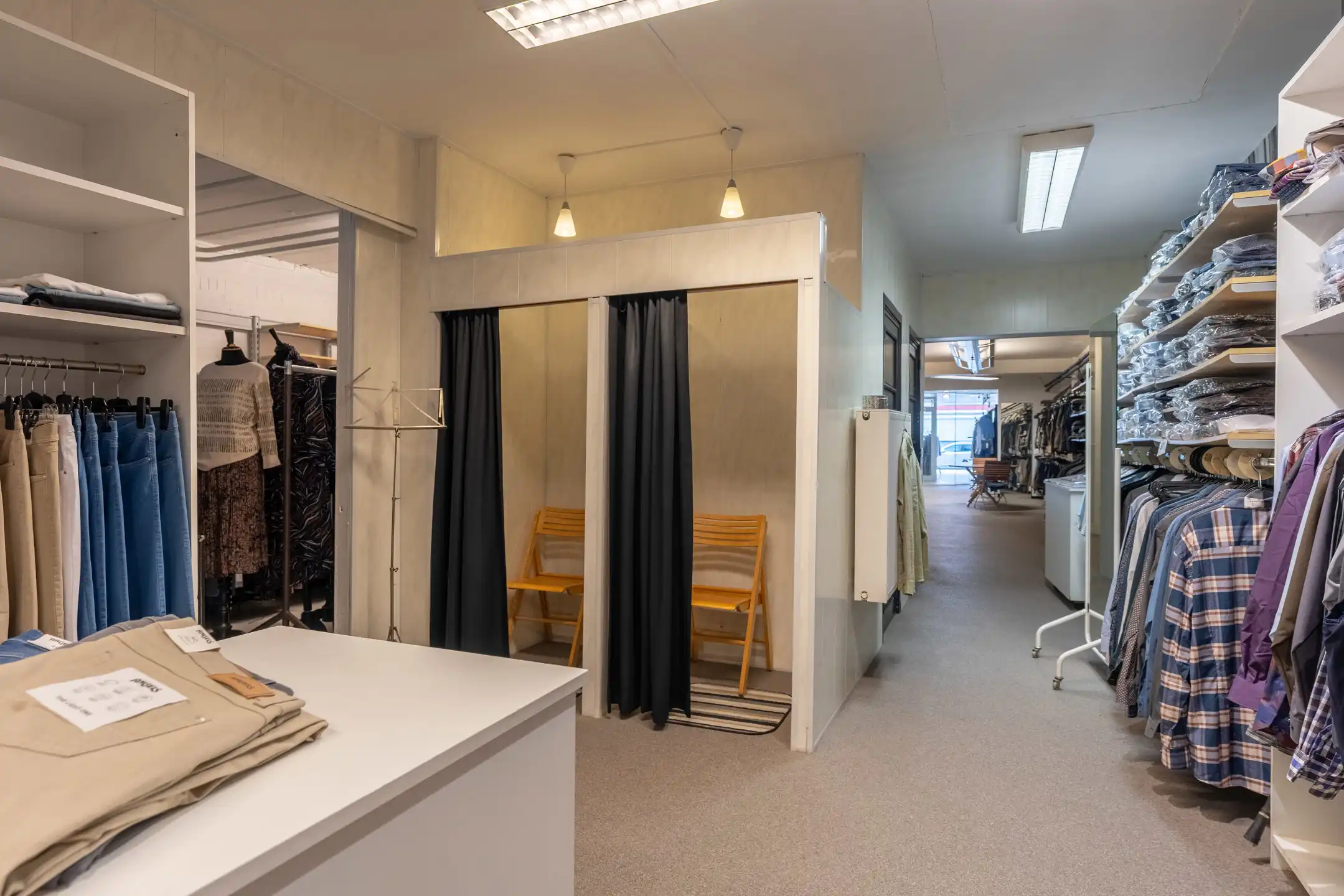 Goed gelegen gelijkvloers handelspand van maar liefst 436m² foto 12